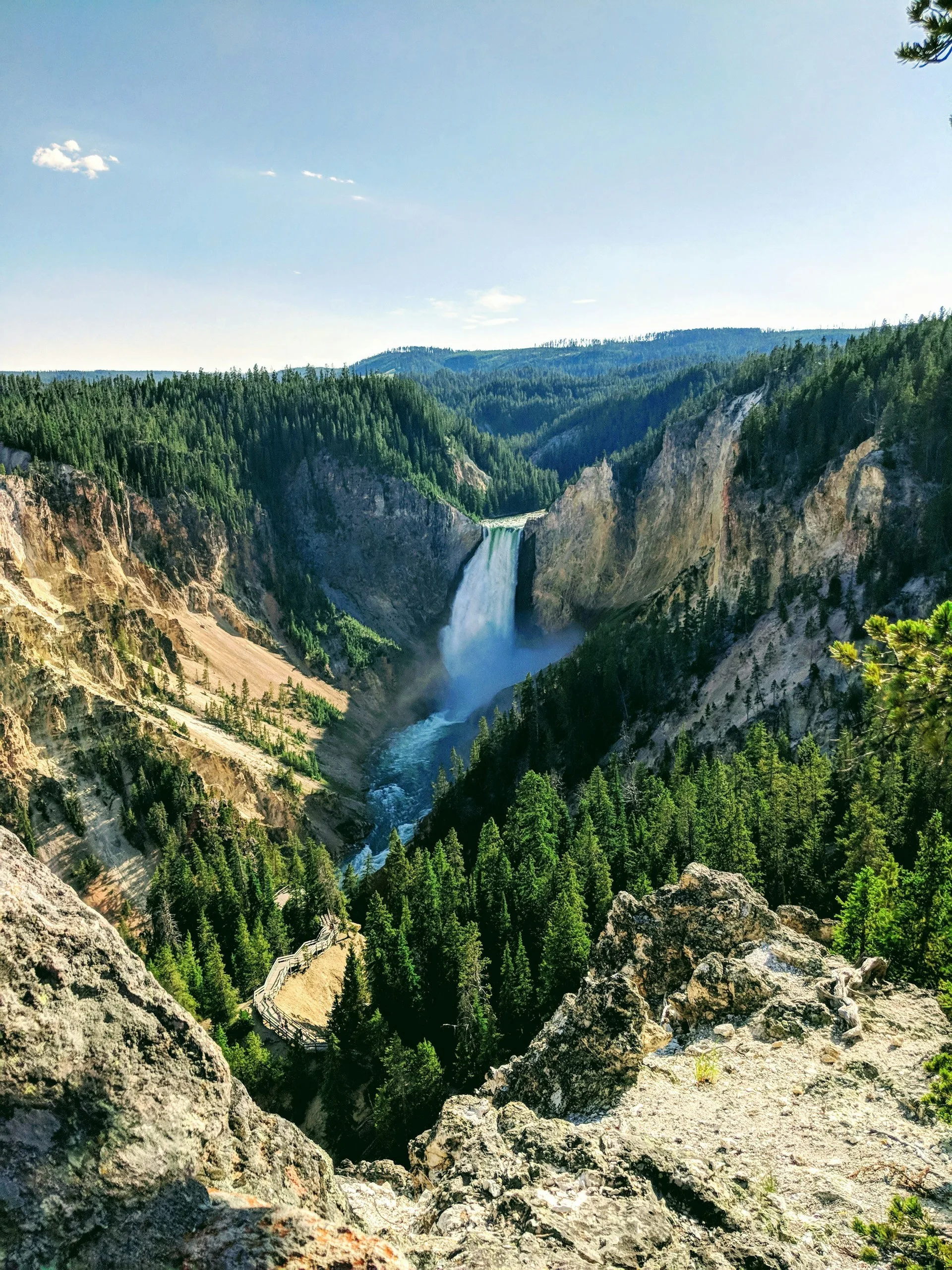 Uitzicht op de waterval aan de North Rim Drive in Yellowstone National Park Wyoming