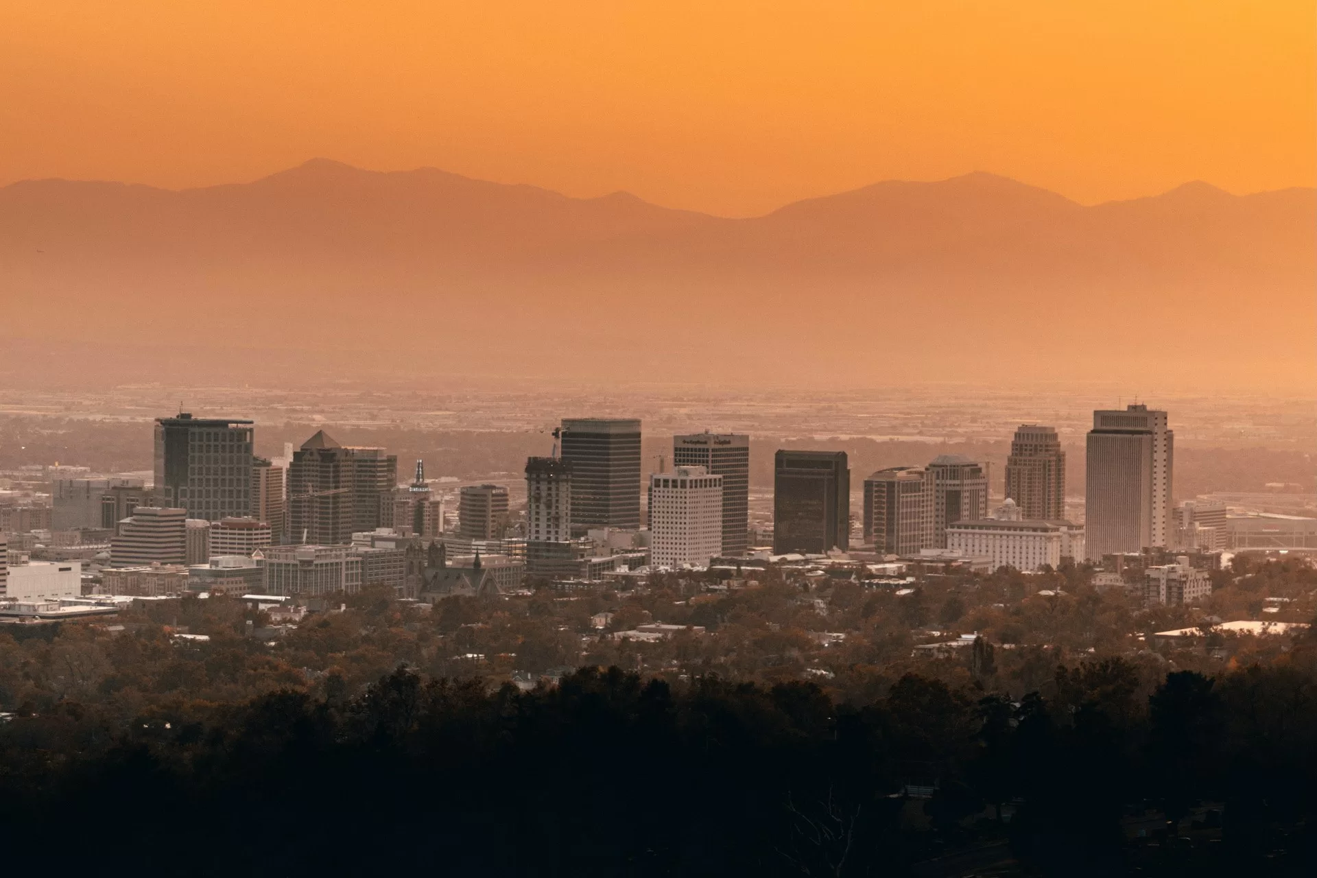 De wolkenkrabbers van Salt Lake City in de mist tijdens zonsondergang