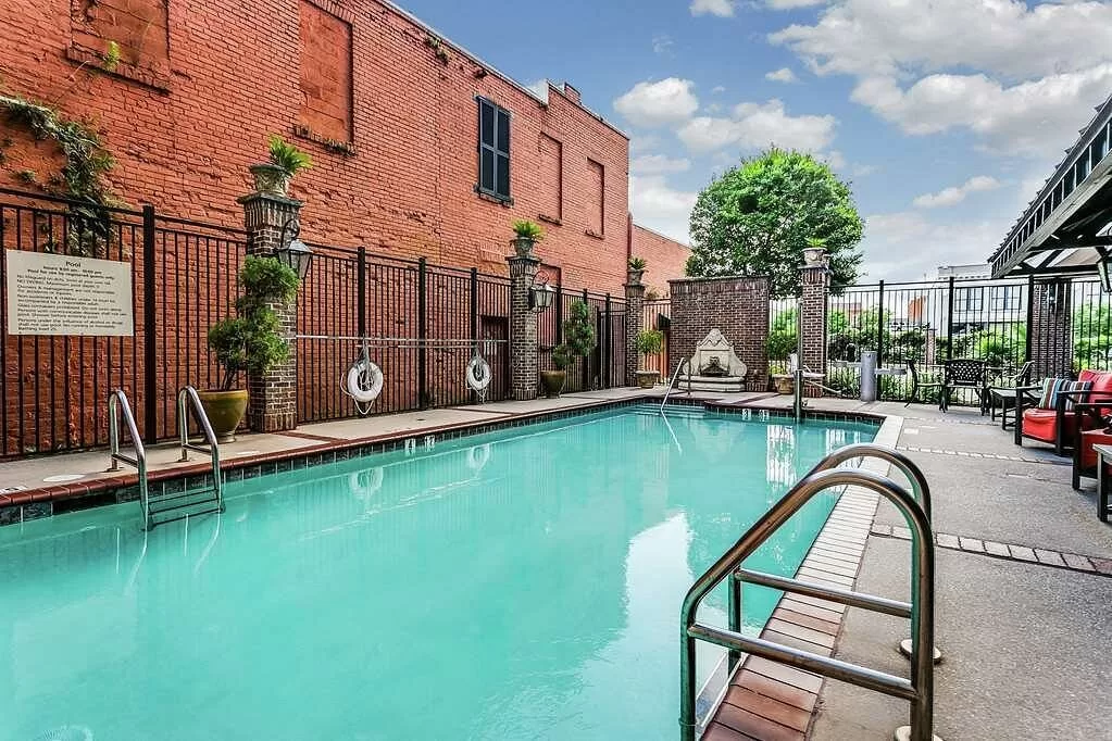 Buitenzwembad bij het Hotel Hampton Inn Suites Downtown Mobile