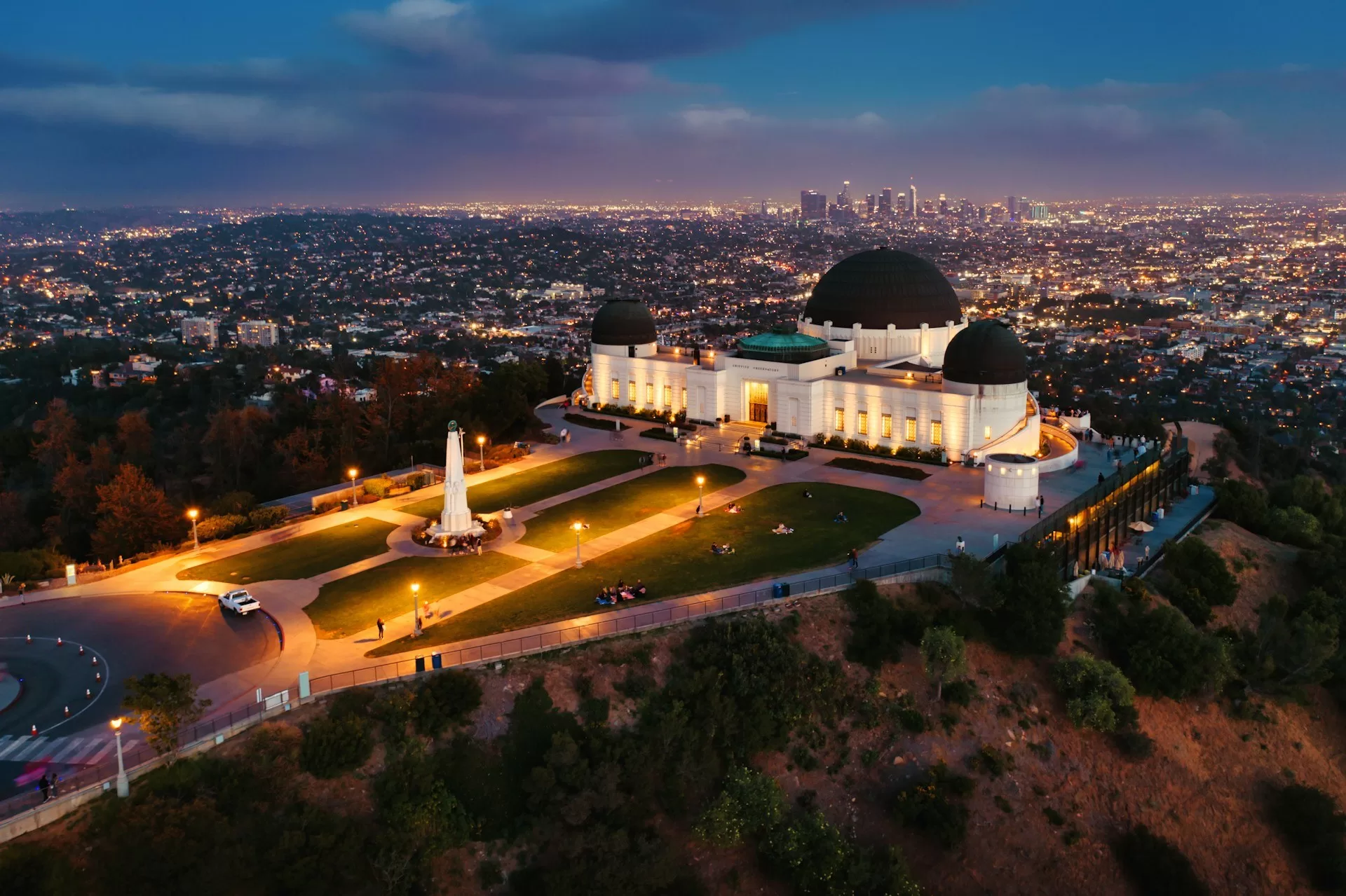 Griffith Observatory bij schemering met stadslichten en gebouwverlichting in Los Angeles