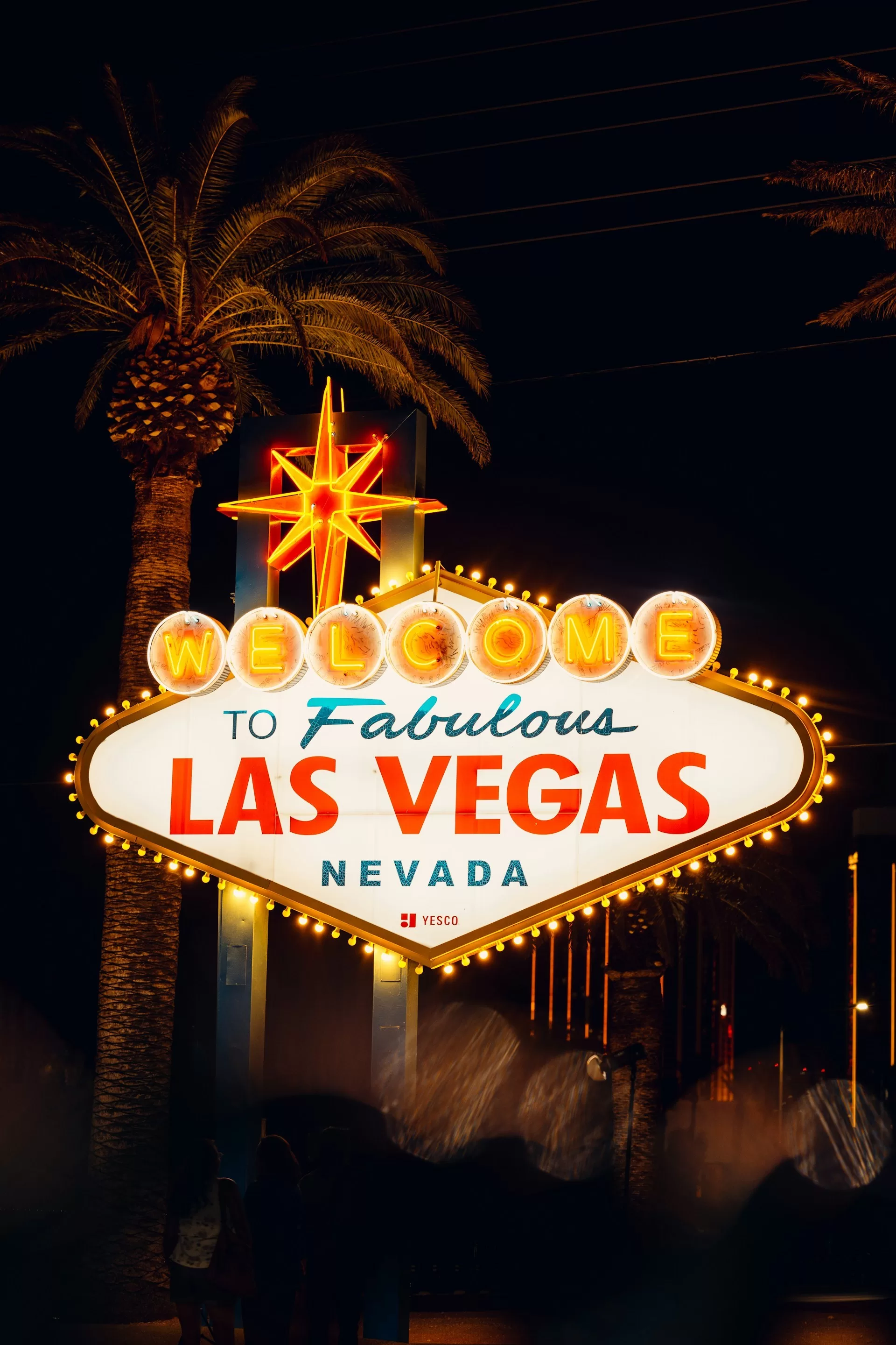 Het verlichte Welcome to Fabulous Las Vegas Sign bij nacht