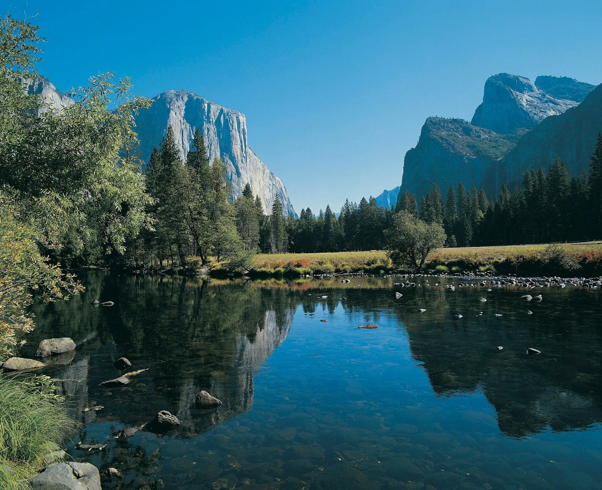 Meer met op de achtergrond El Capitan in Yosemite National Park, Californië