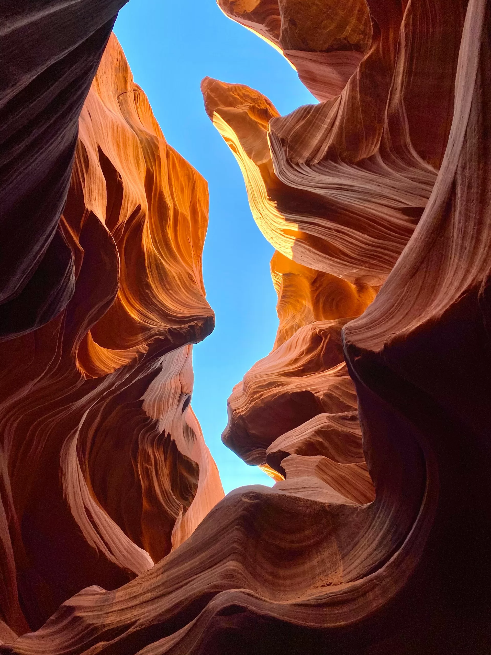Blauwe lucht door een opening in Antelope Canyon in Page Arizona