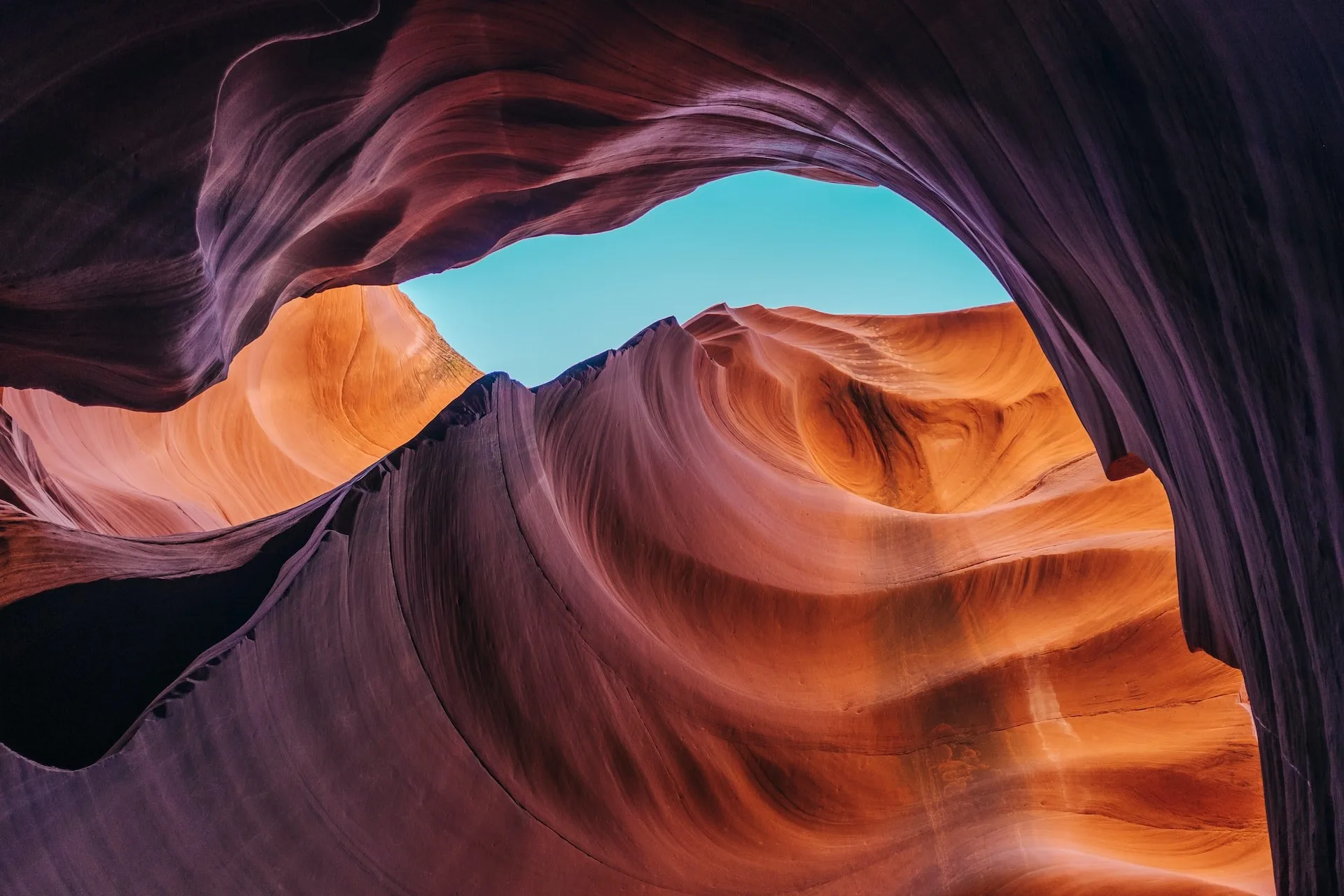 Uitzicht omhoog in Lower Antelope Canyon bij Page, Arizona, met zonlicht en golvende rode rotsformaties