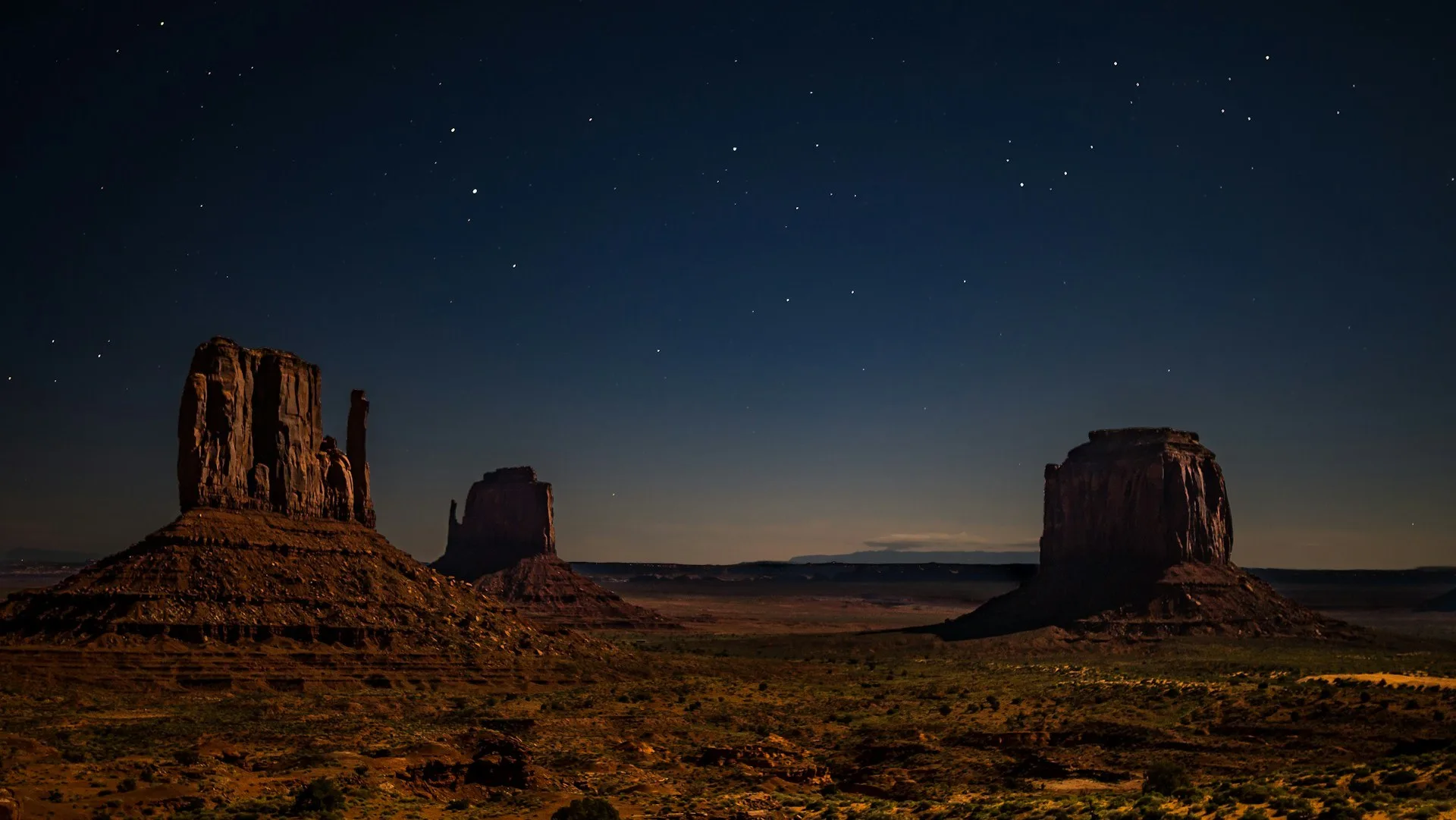Monument Valley in de nacht met een heldere sterrenhemel