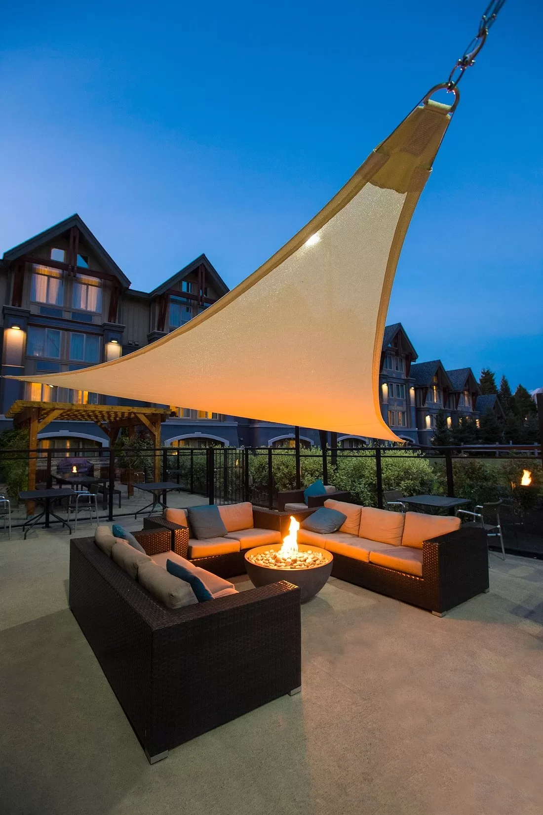 Terras met kampvuur bij het Hotel Aava Whistler