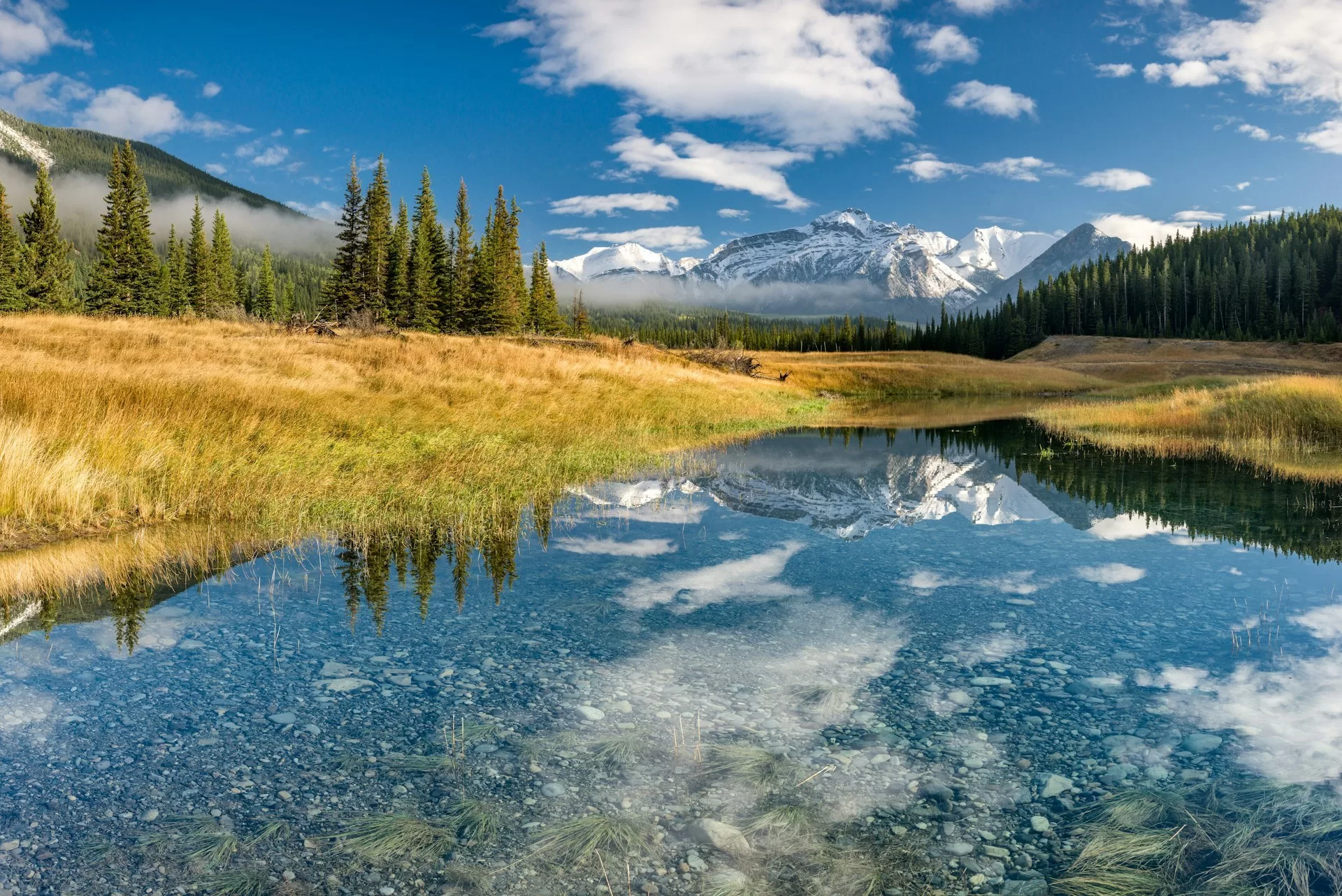 Uitzicht op de besneeuwde bergtoppen in Banff National Park