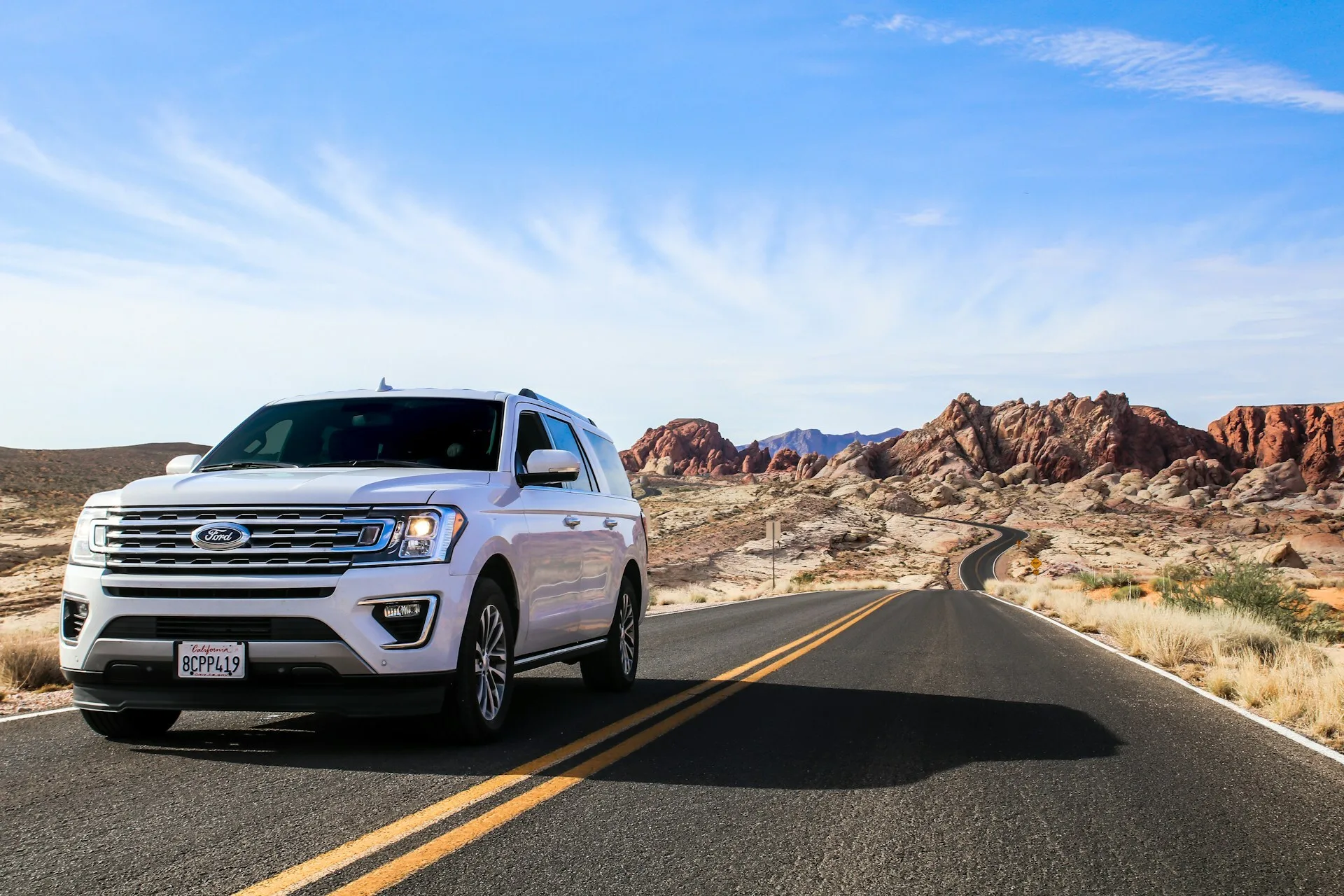 Full size SUV op een weg in West USA.