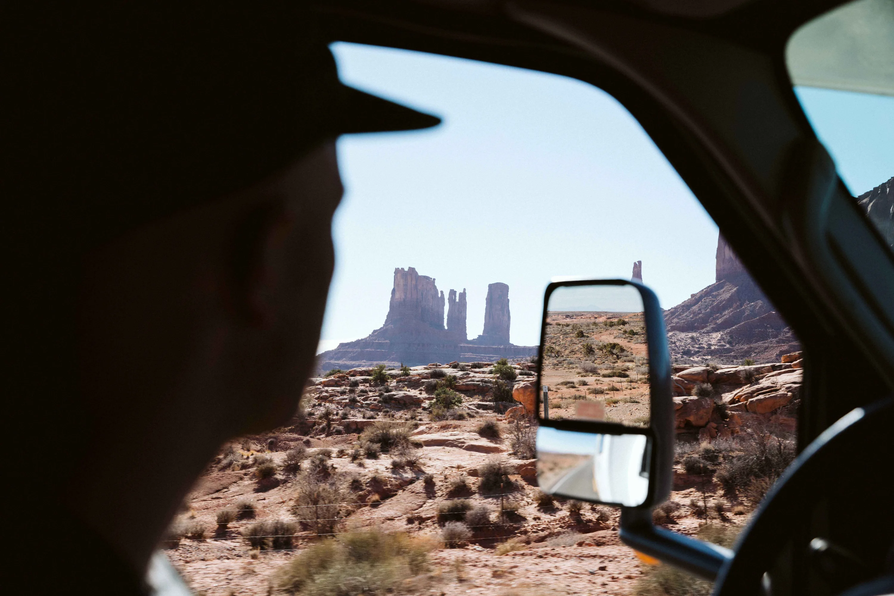Uitzicht vanuit een camper op het indrukwekkende Monument Valley landschap in Amerika