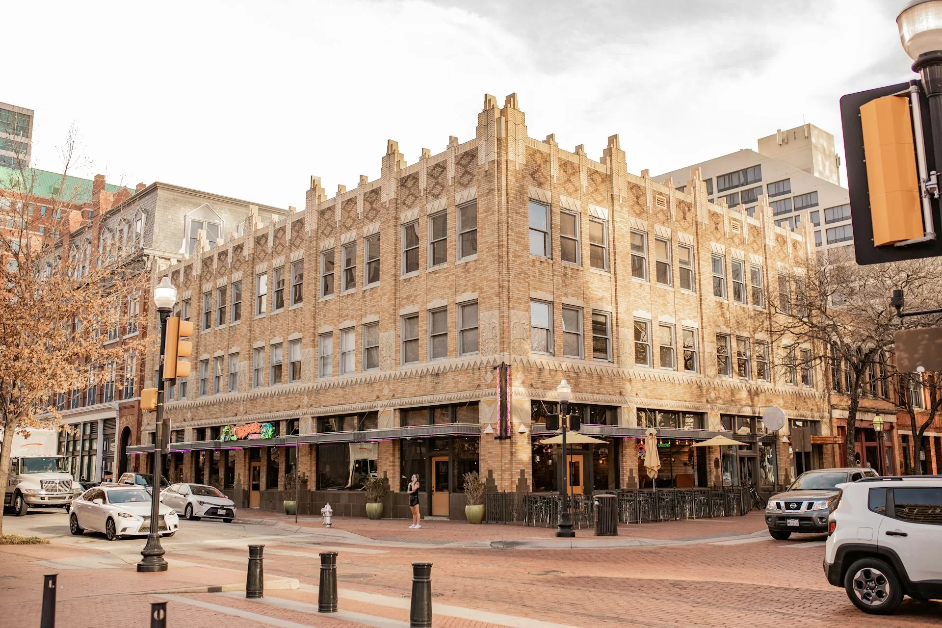 Mainstreet met Art Deco hoekpand in Fort Worth Texas