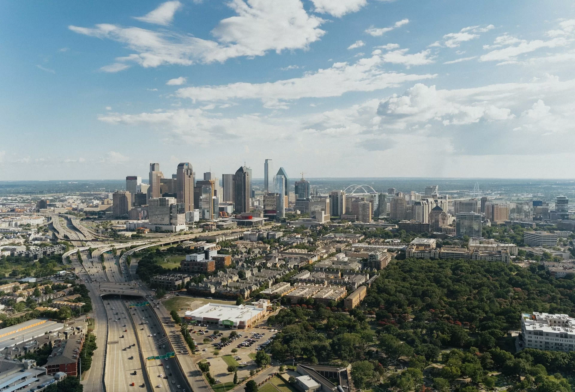 Luchtfoto van Dallas met de hoge wolkenkrabbers op de achtergrond