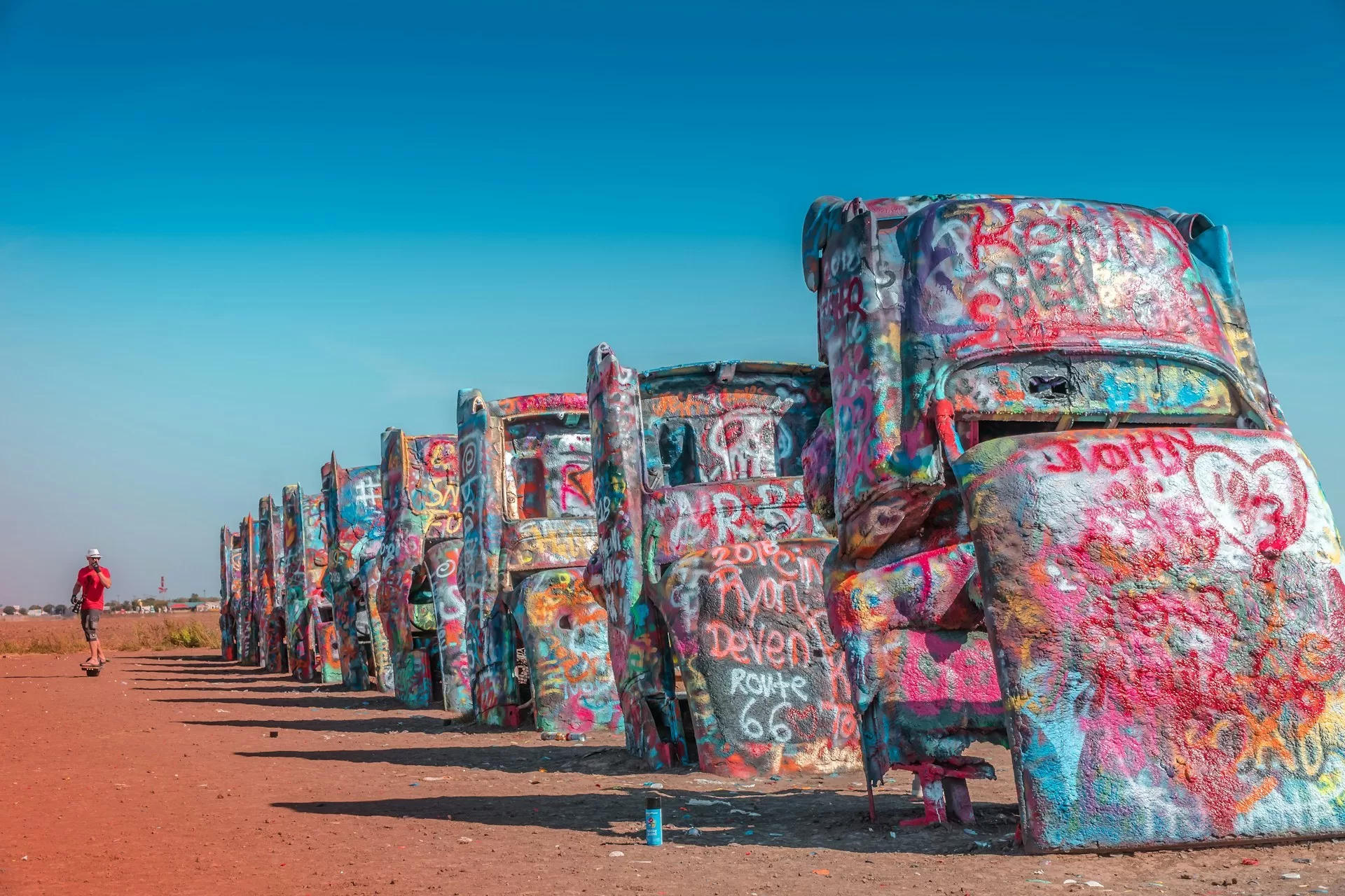 De beschilderde autowrakken op de Cadillac Ranch in de woestijn nabij Amarillo Texas