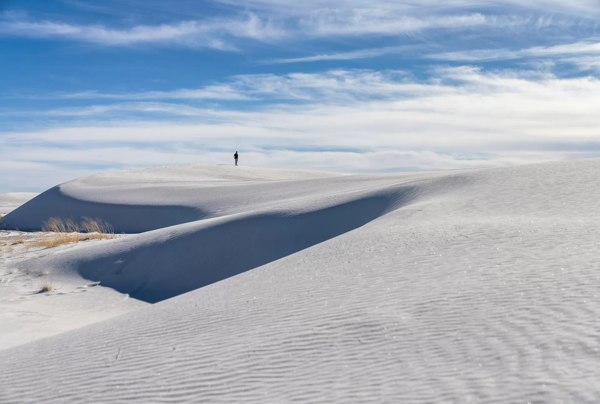 Spierwitte vlakte van zand met in het midden een persoon die uitkijkt op het White Sands National Monument in Alamagordo, New Mexico