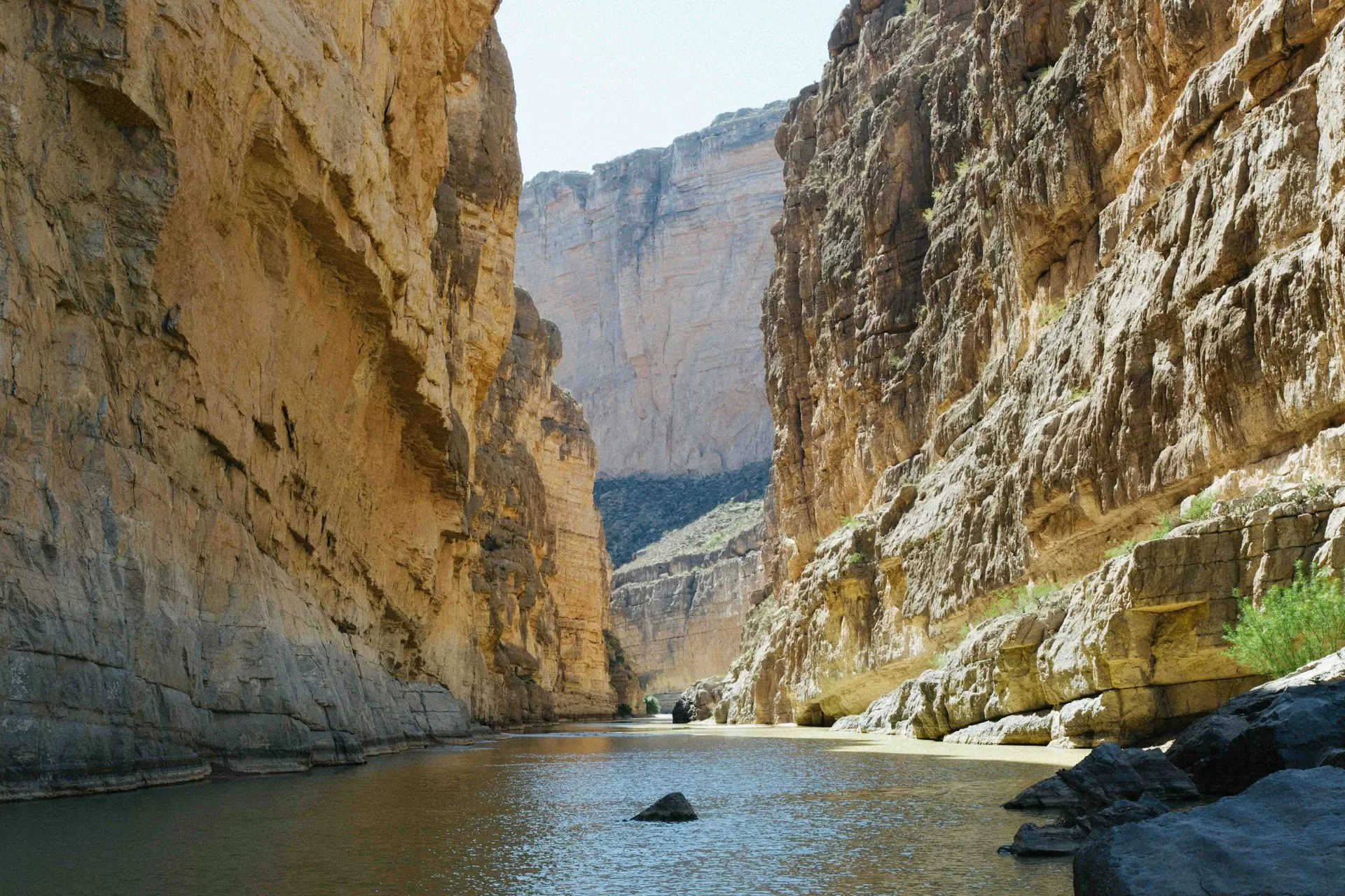 Water tussen de Santa Elena Canyon in Big Bend National Park, Texas
