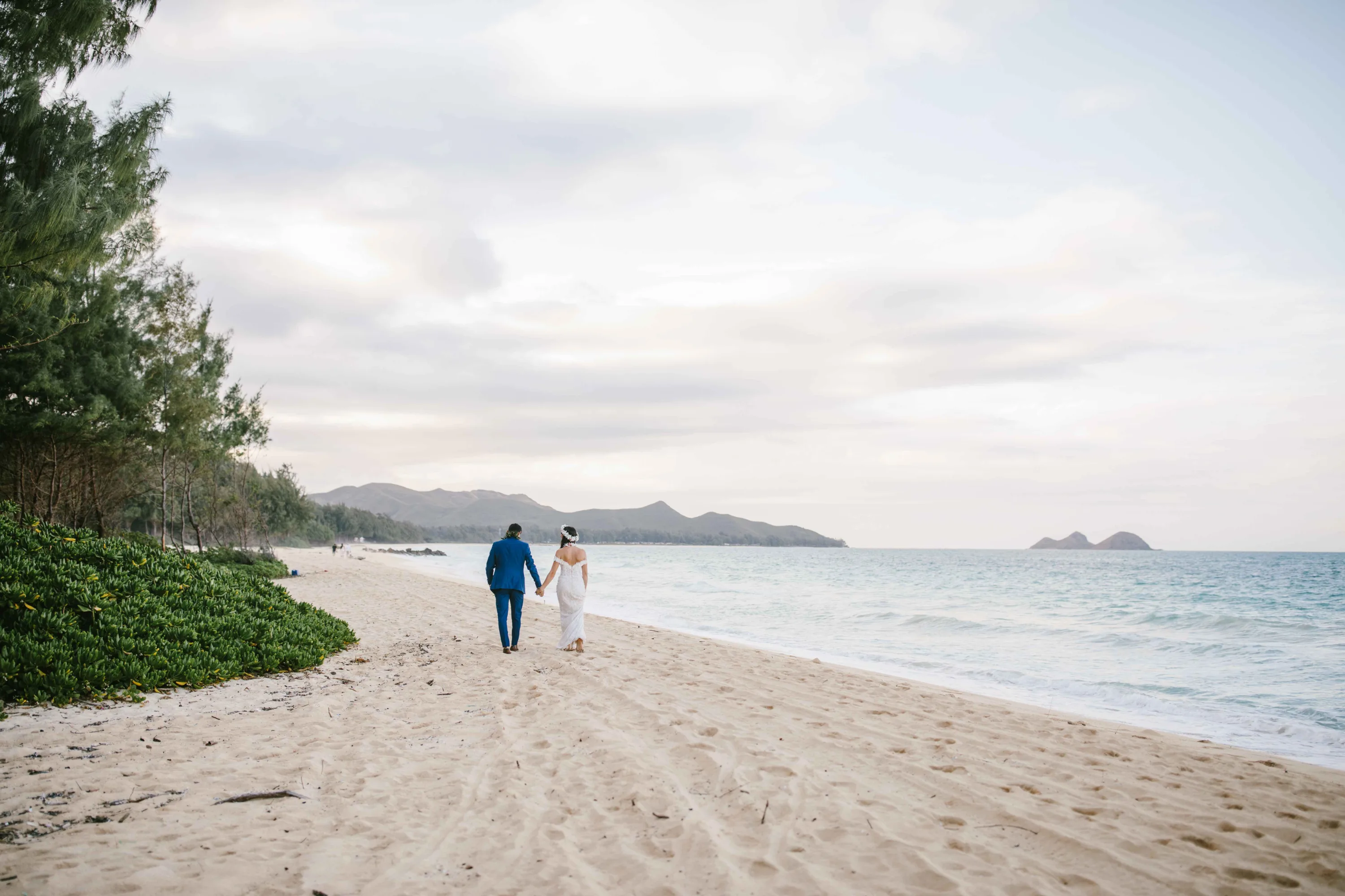 Bruiloft aan de kust van Hawaii met vulkanen op de achtergrond