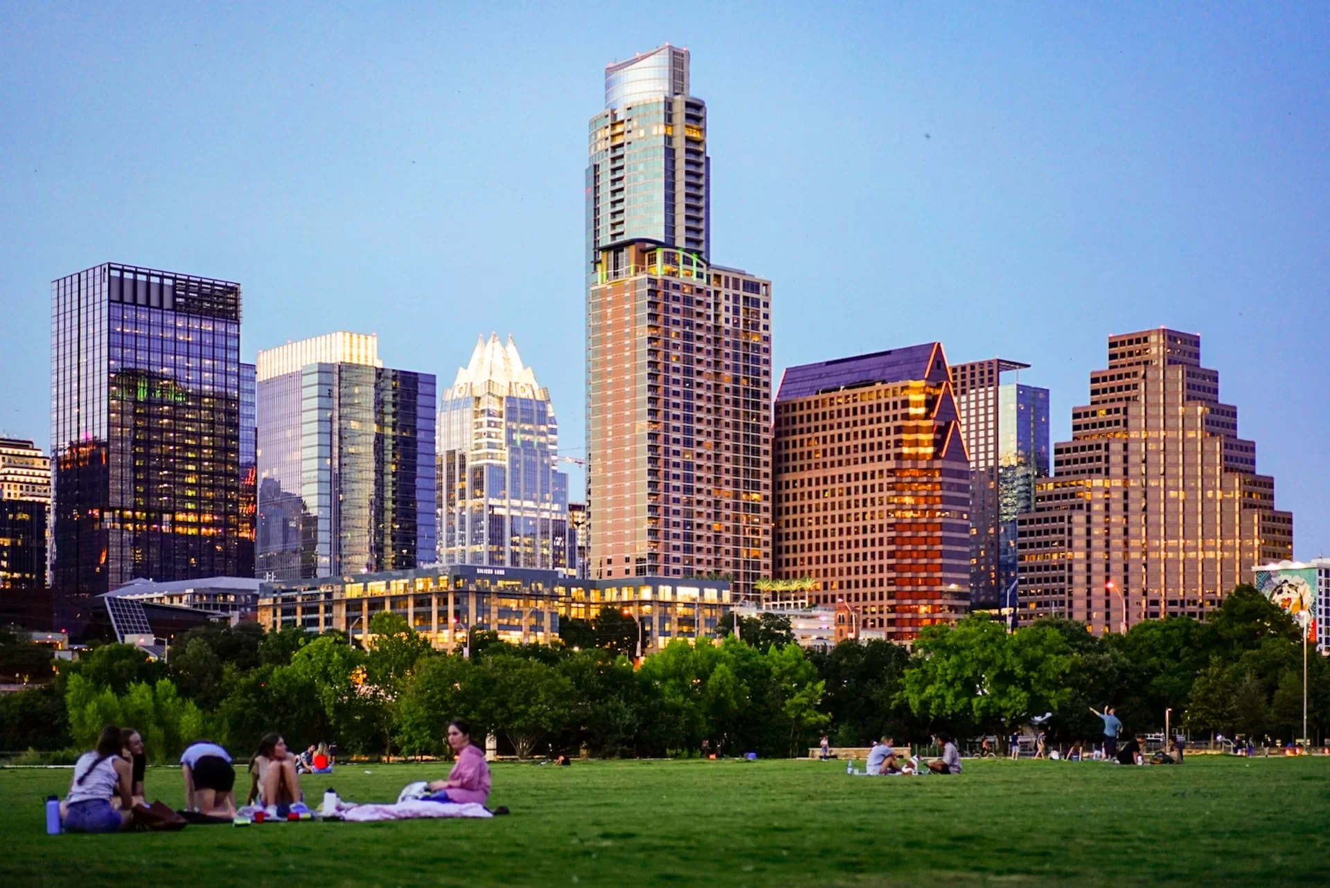 En park in Austin met hoge gebouwen op de achtergrond