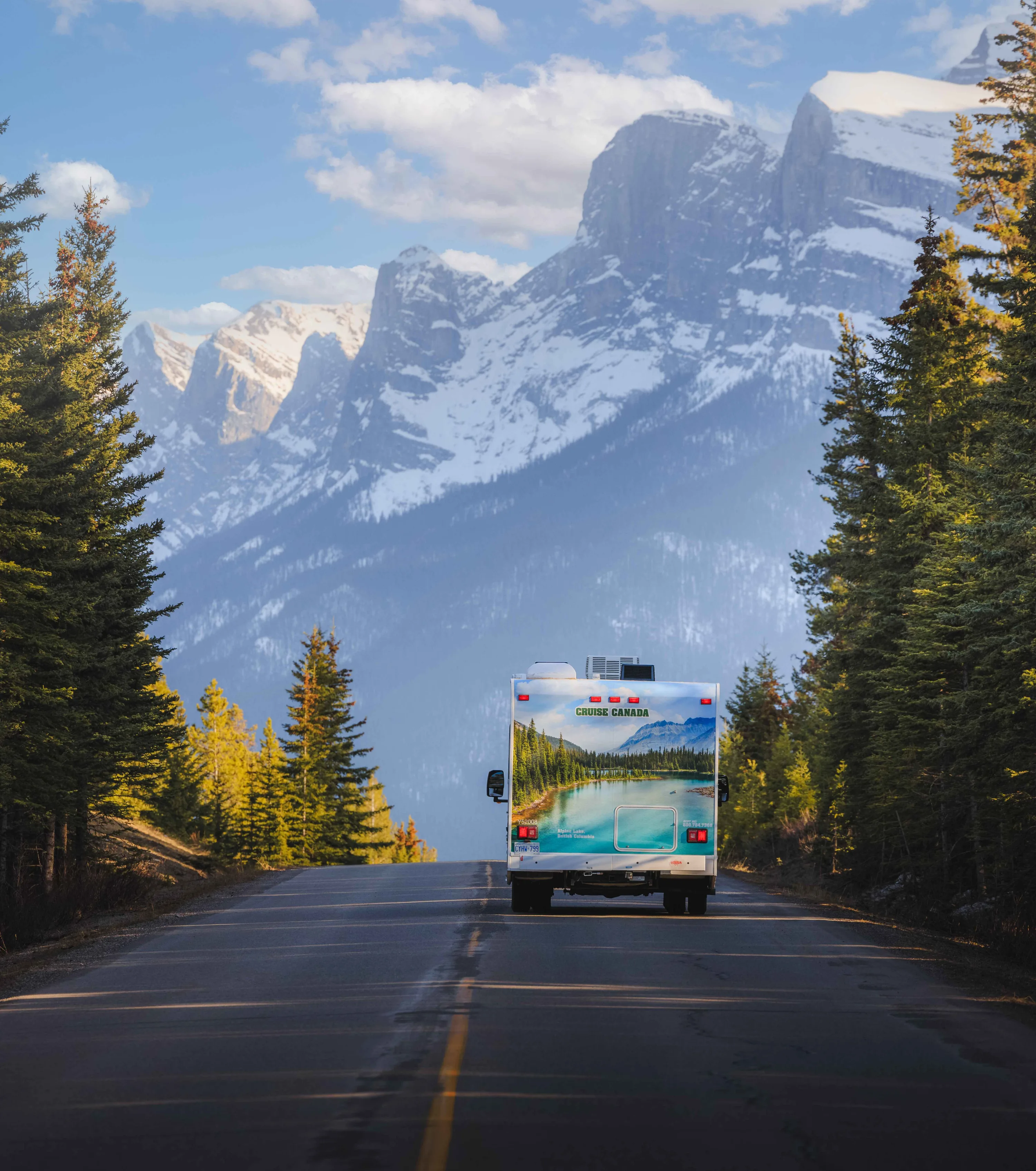Achterkant van een Cruise Canada camper rijdend richting de bergen van West Canada