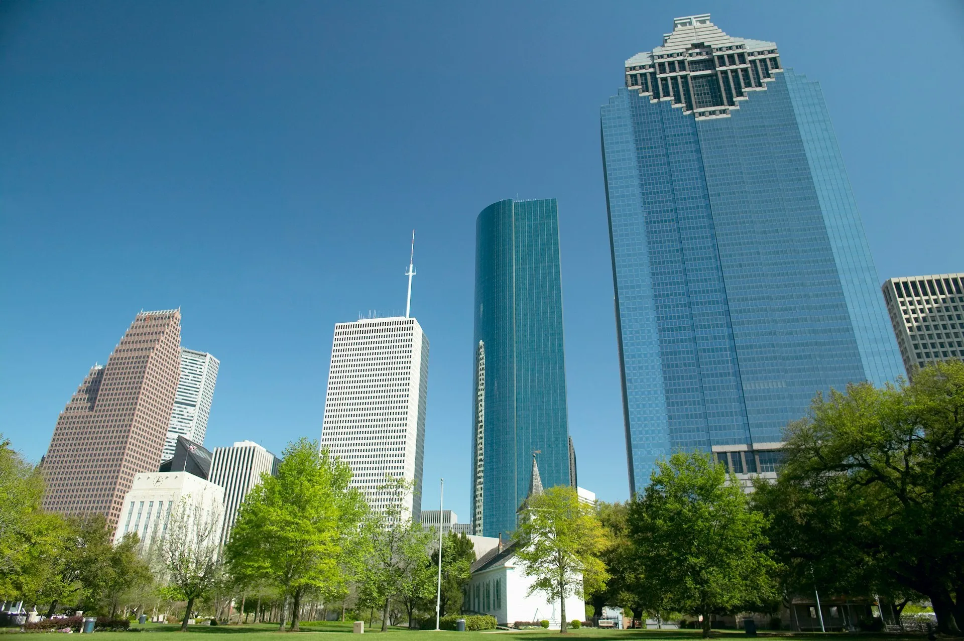Wolkenkrabbers met wit kerkje op de voorgrond in downtown Texas