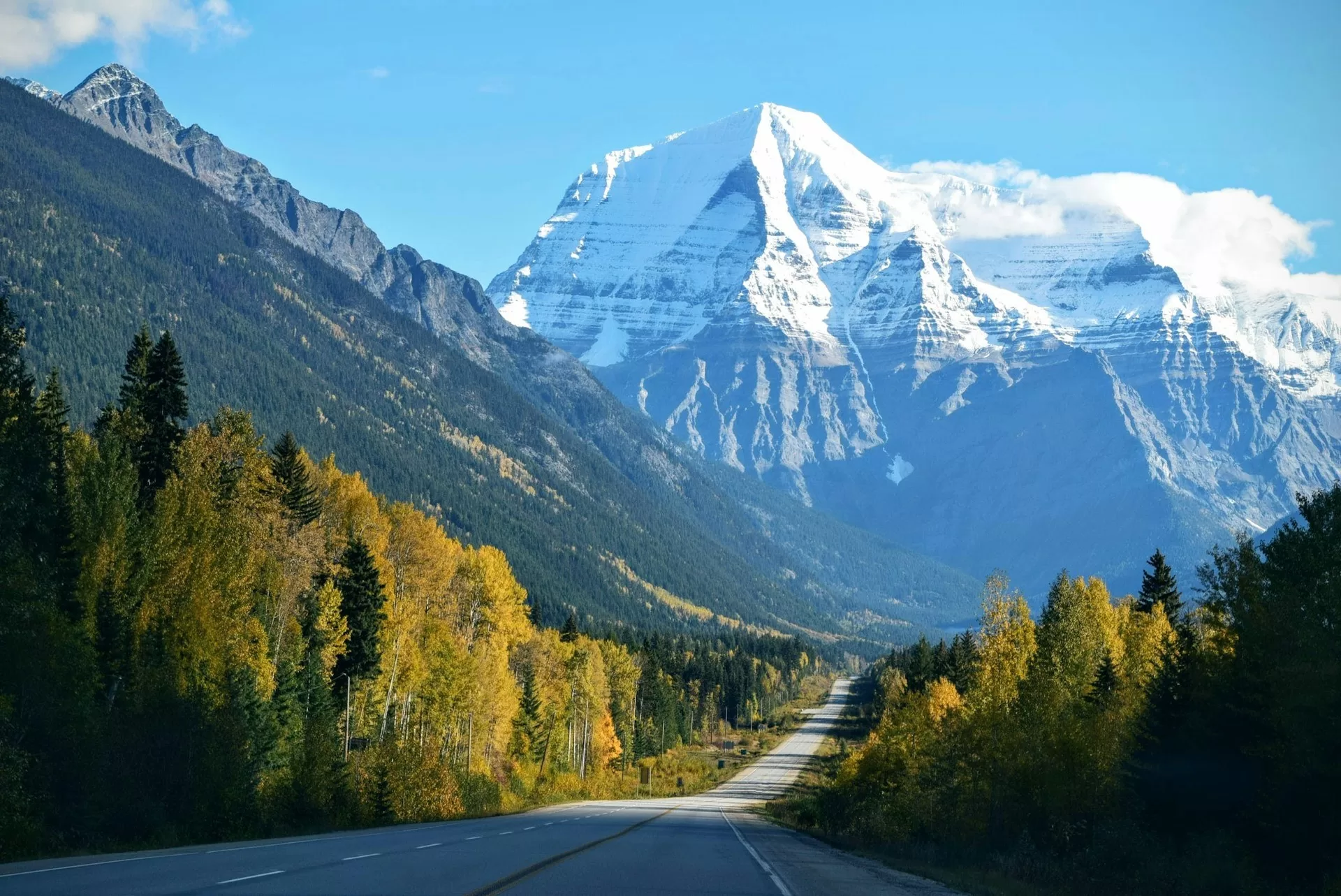 Mount Robson, de hoogste berg in de Canadese Rockies, omringd door natuur en berglandschappen