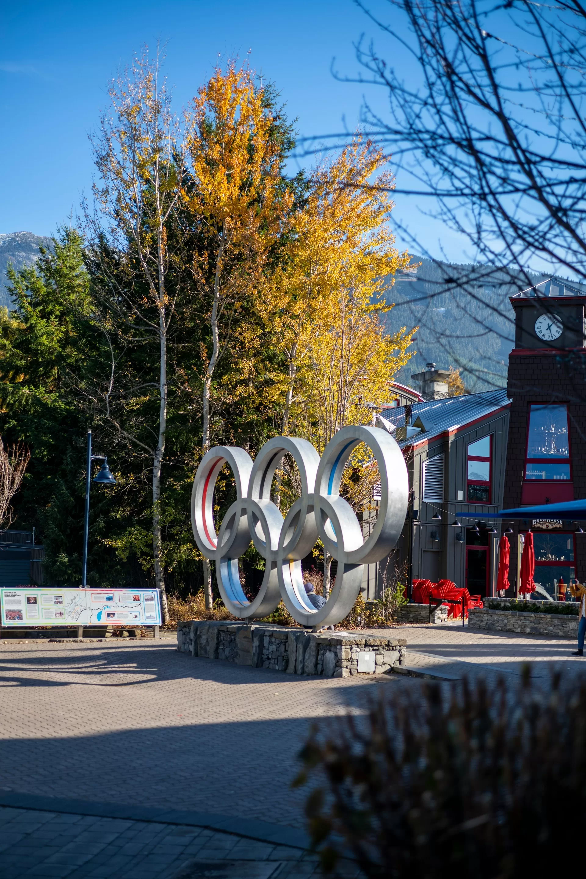 Het olympische teken in het Whistler Village Centre in Blackcomb Way