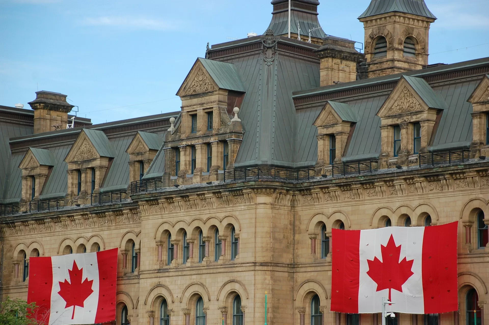 Canadese vlaggen aan de gevel van het Parliament in Ottawa Canada