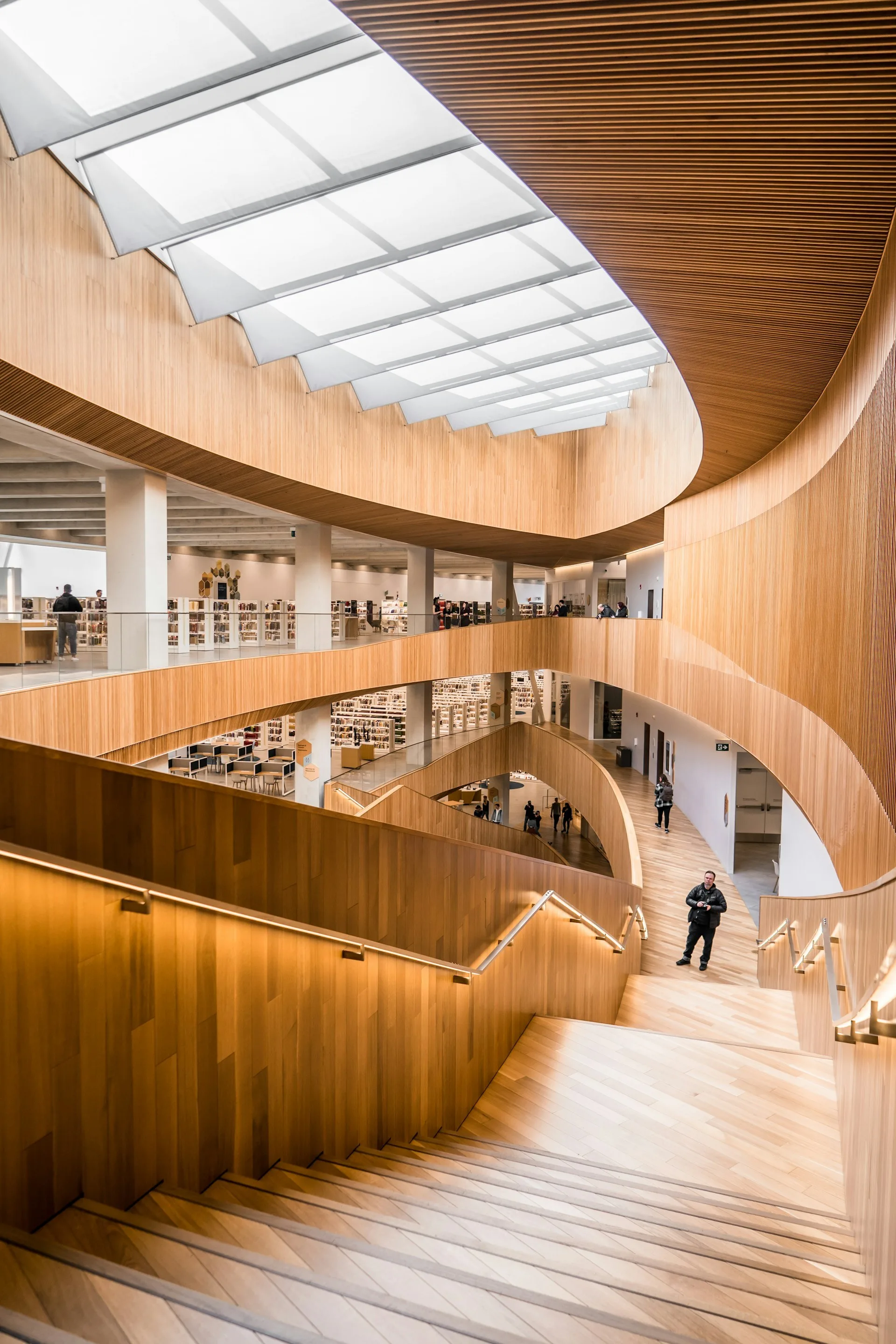 De houten trap in de Calgary Public Library