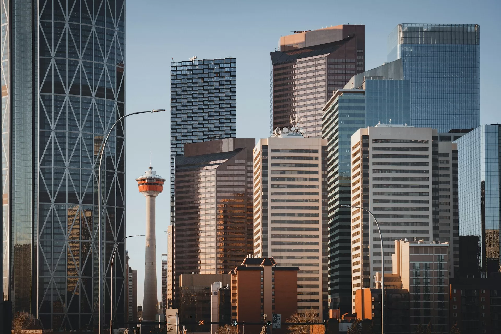 Hoge wolkenkrabbers in Calgary met de Calgary Tower op de achtergrond
