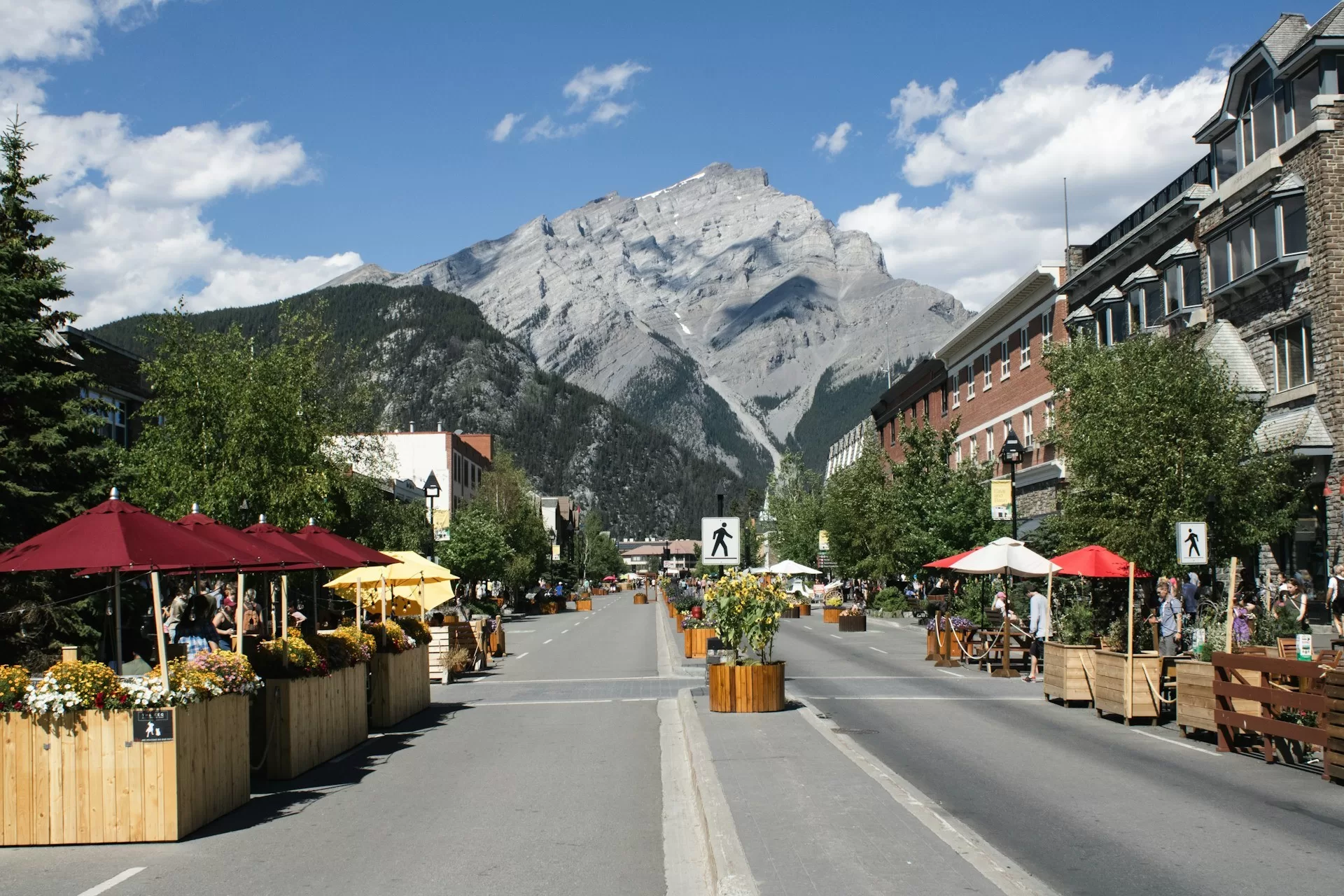 De binnenstad van Banff in Alberta met bergen op de achtergrond