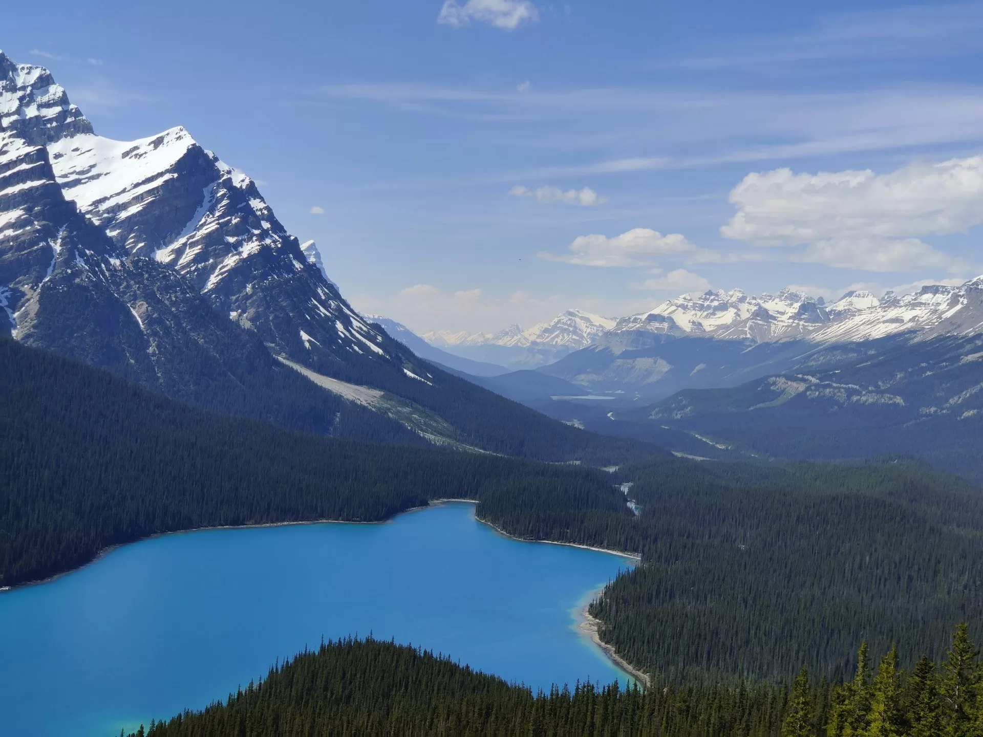 Peytona Lake tussen de besneeuwde bergen in Banff National Park