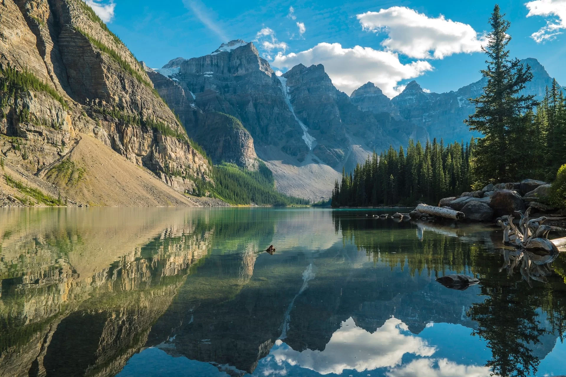 Een spiegelend meer met op de achtergrond de Canadese Rockies