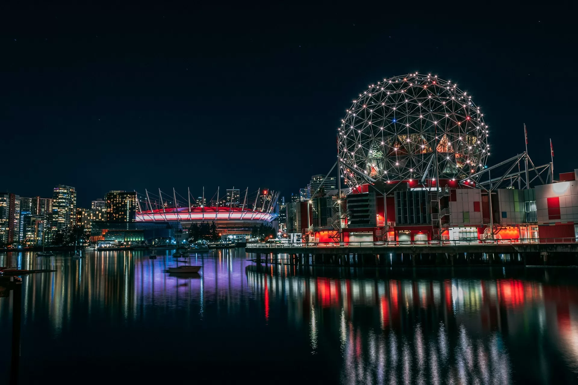 Het verlichte Science World in Vancouver in de avond