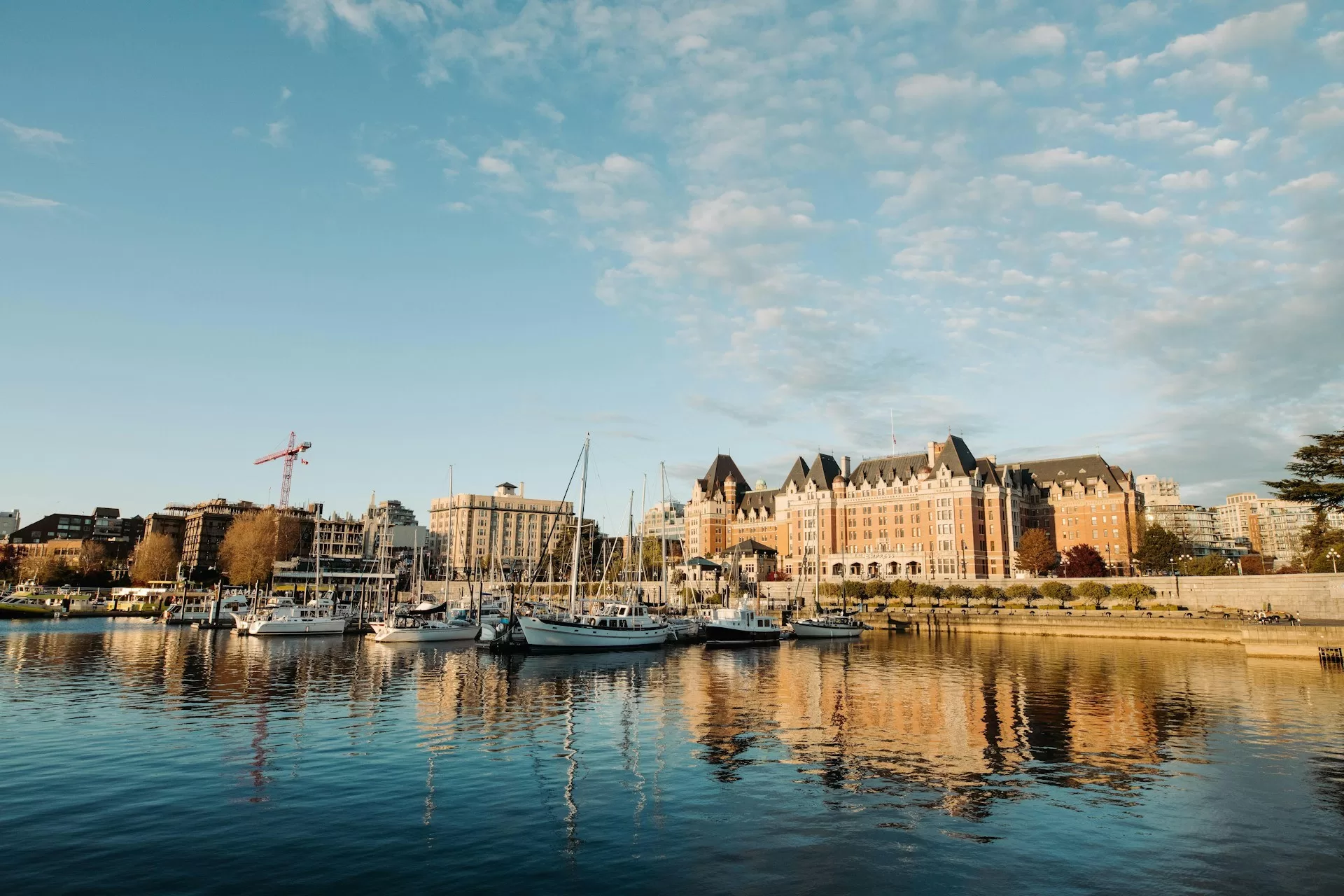 Uitzicht vanaf het water op de Inner Harbour en Fairmont Empress Hotel in Victoria Canada