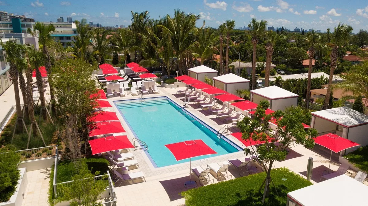 Buitenzwembad met ligbedden bij het Hotel surfside miami residence inn by marriott