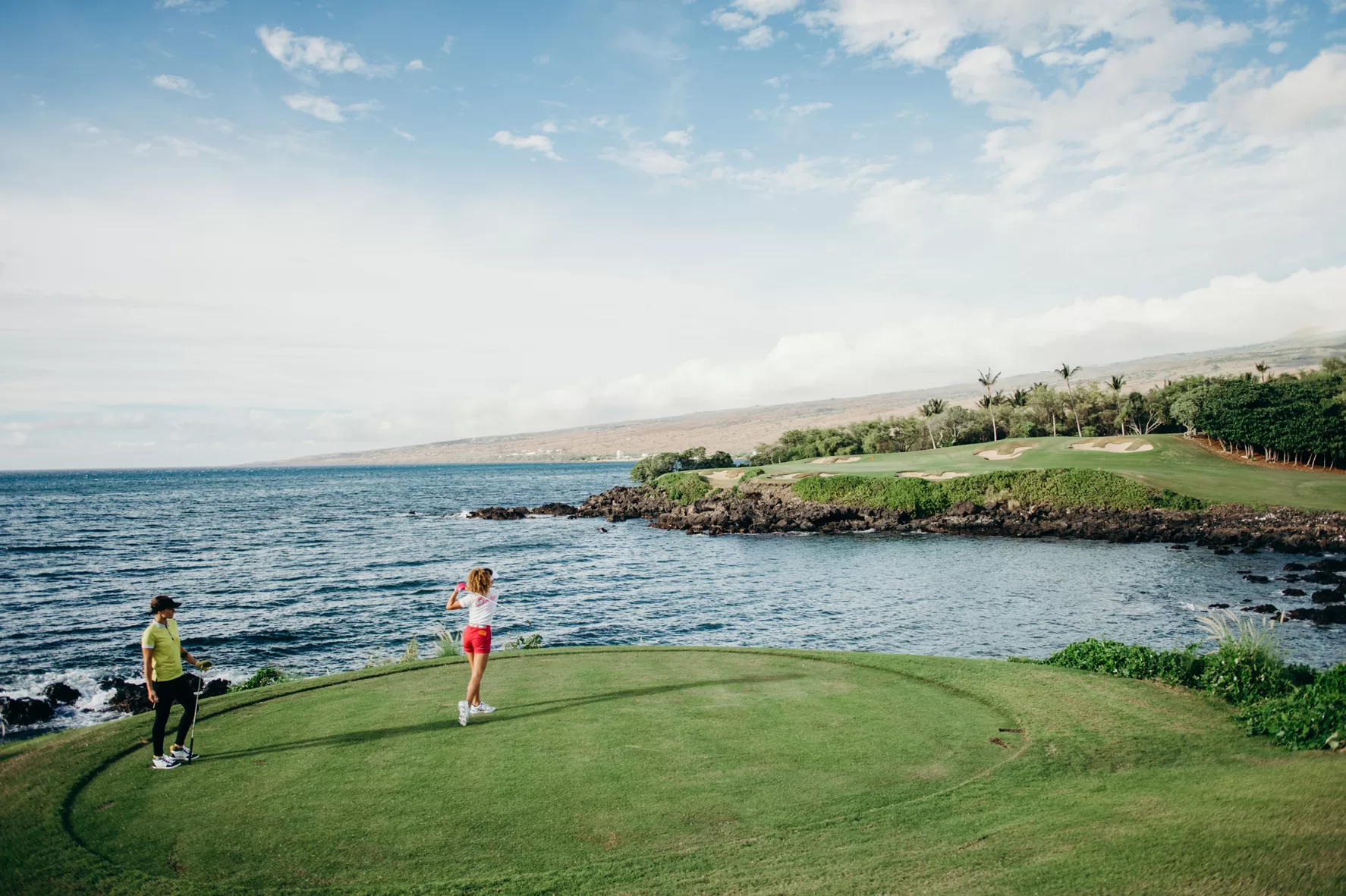 Twee golfers op een golfbaan aan de Kohala Coast op Hawaii