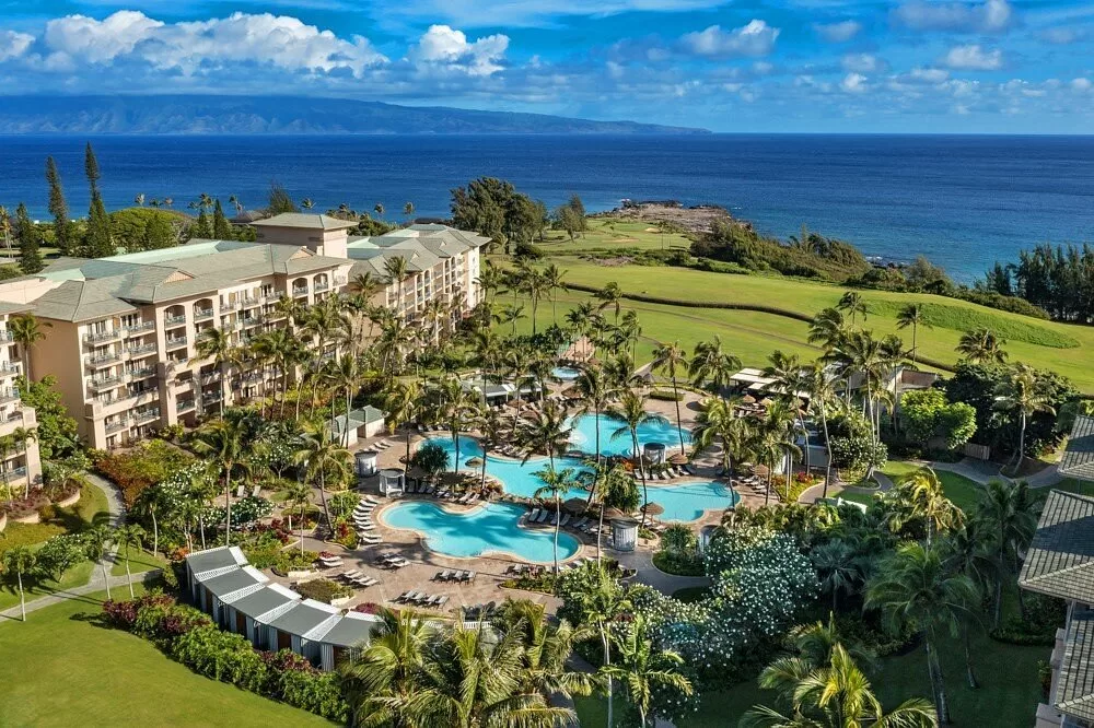Luchtfoto van het Hotel Ritz Maui aan de kust