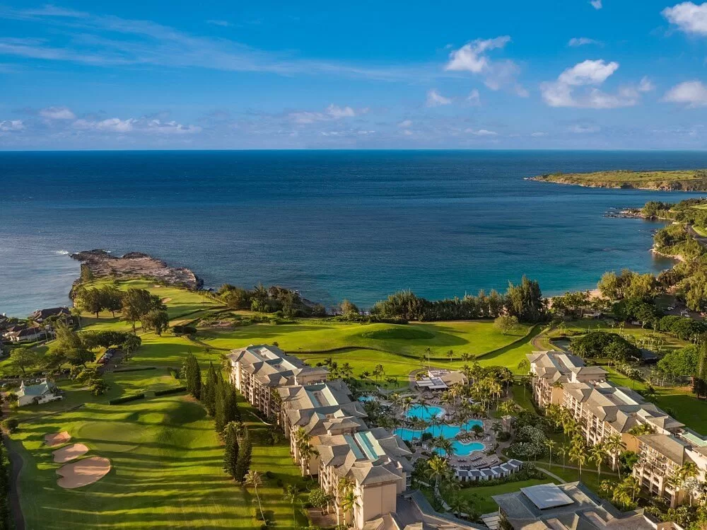 Luchtfoto van het Hotel Ritz Maui aan de kust