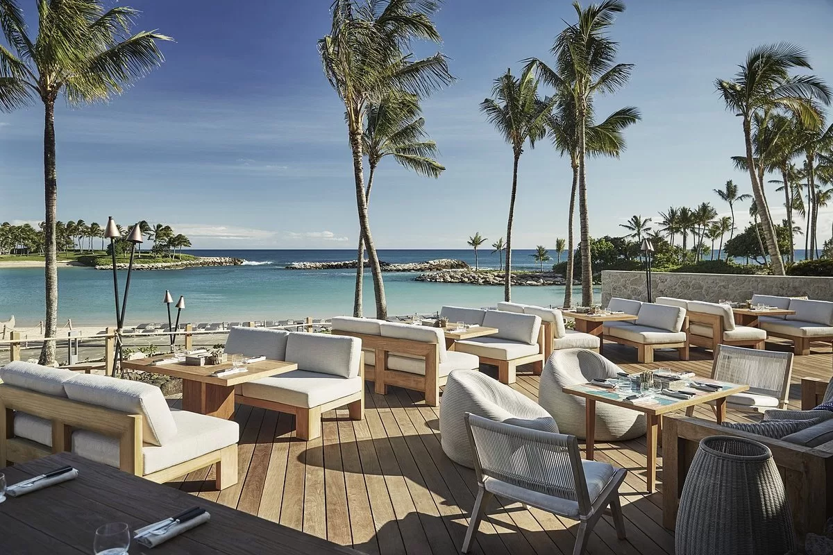 Terras met loungebanken aan de oceaan bij het Hotel Four Seasons Resort Oahu