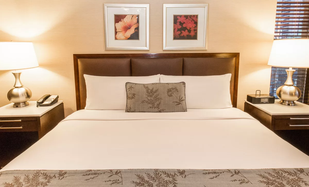 Kingsize bed in een kamer in het Hotel Belvedere New York