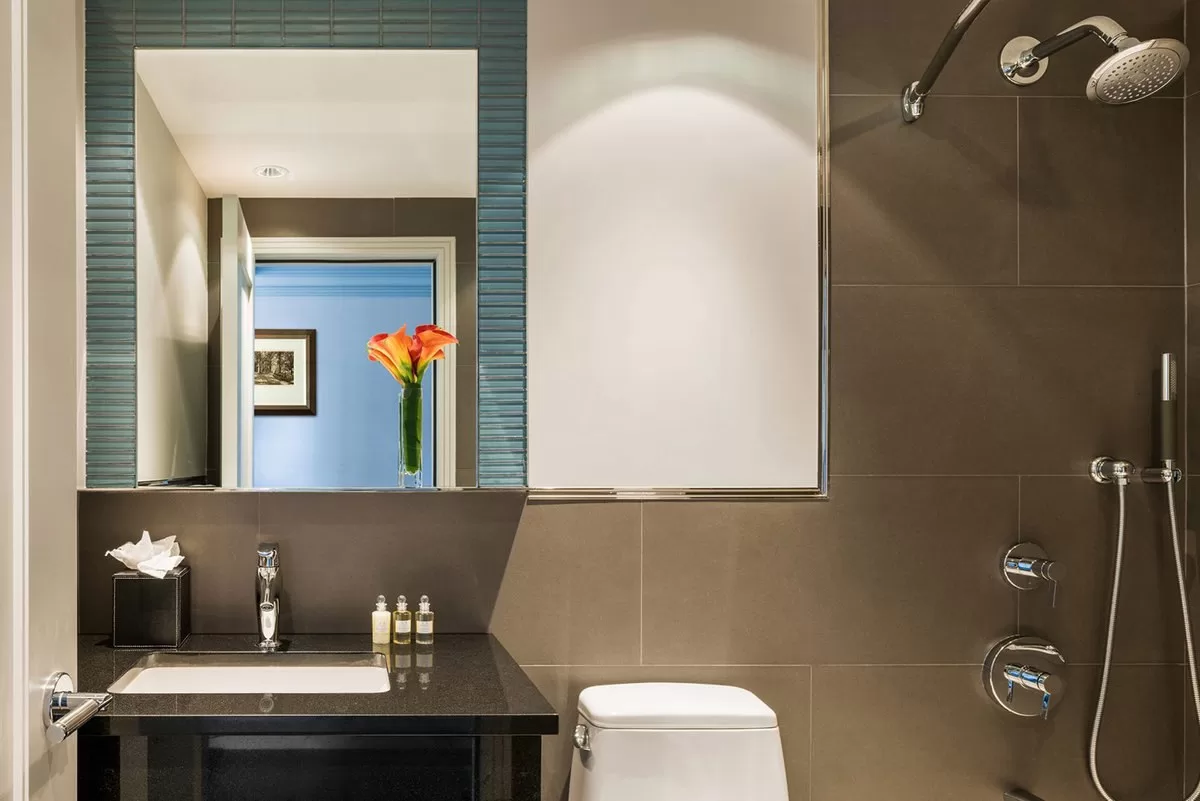 Badkamer met wastafel, douche en toilet in het Hotel Belvedere New York