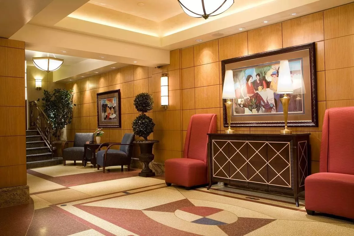 Zitgedeelte in de lobby van het Hotel Belvedere New York