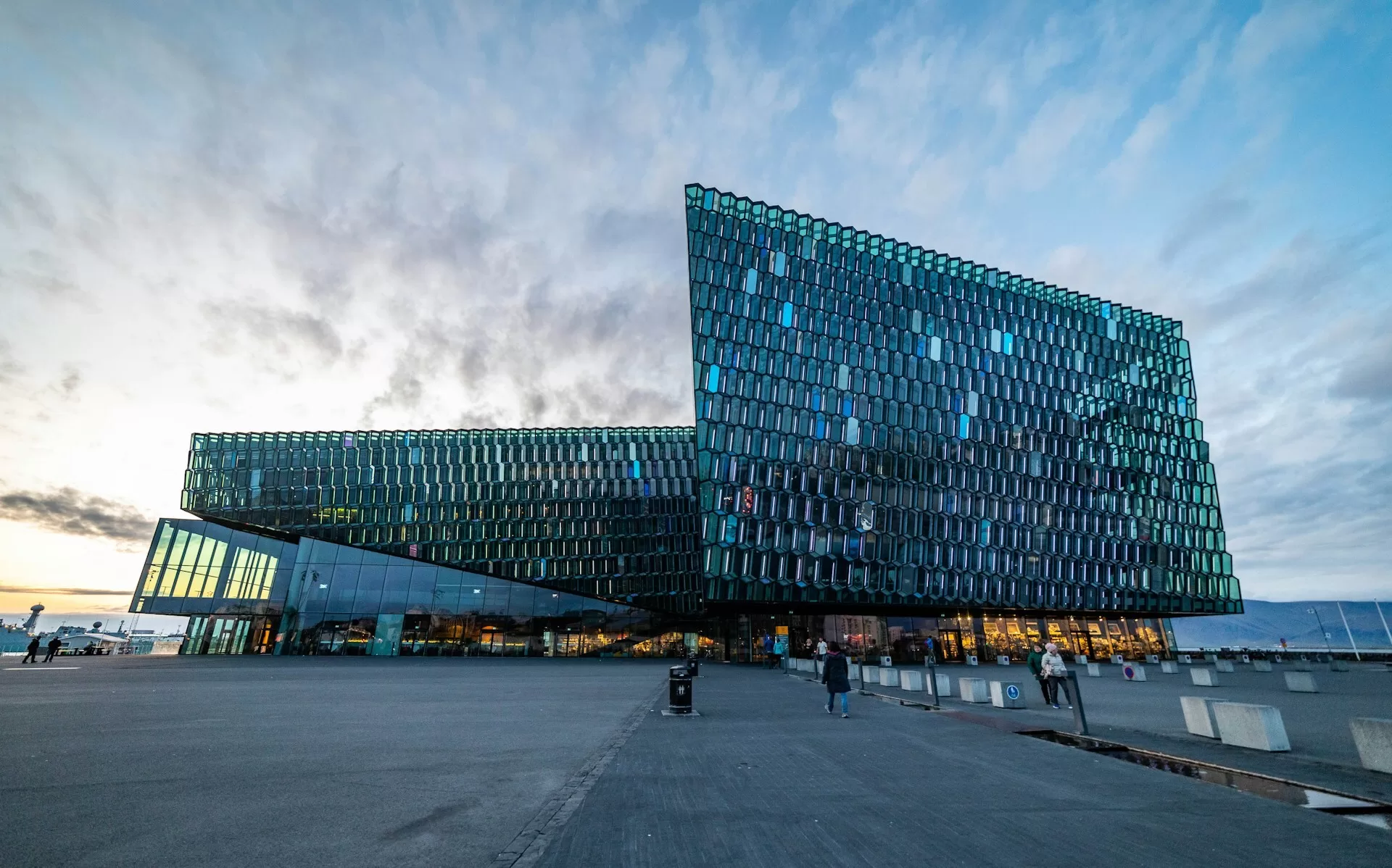 De glazen buitenkant van het opera house in Reykjavik, IJsland