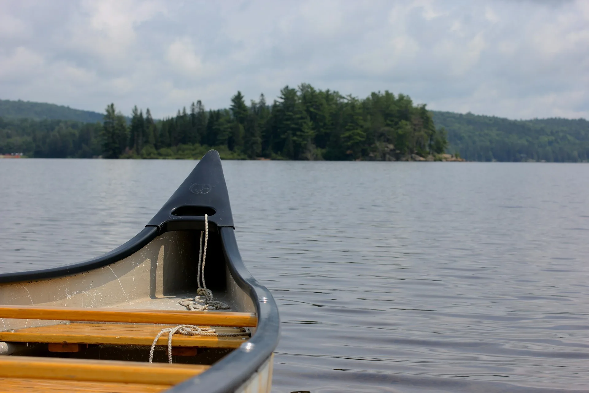 Een roeiboot op het meer in Algonquin Provincial Park, Ontario