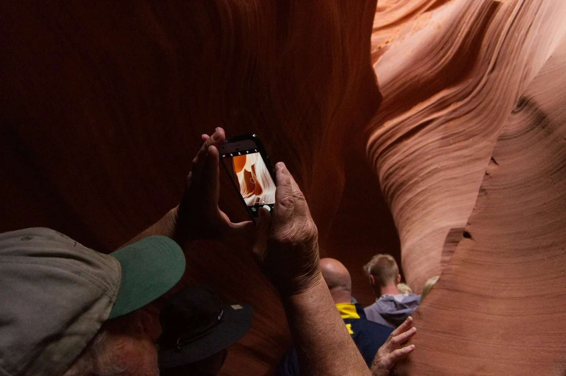 Wandelaars verkennen de smalle, oranje rotsformaties van Antelope Canyon in Arizona