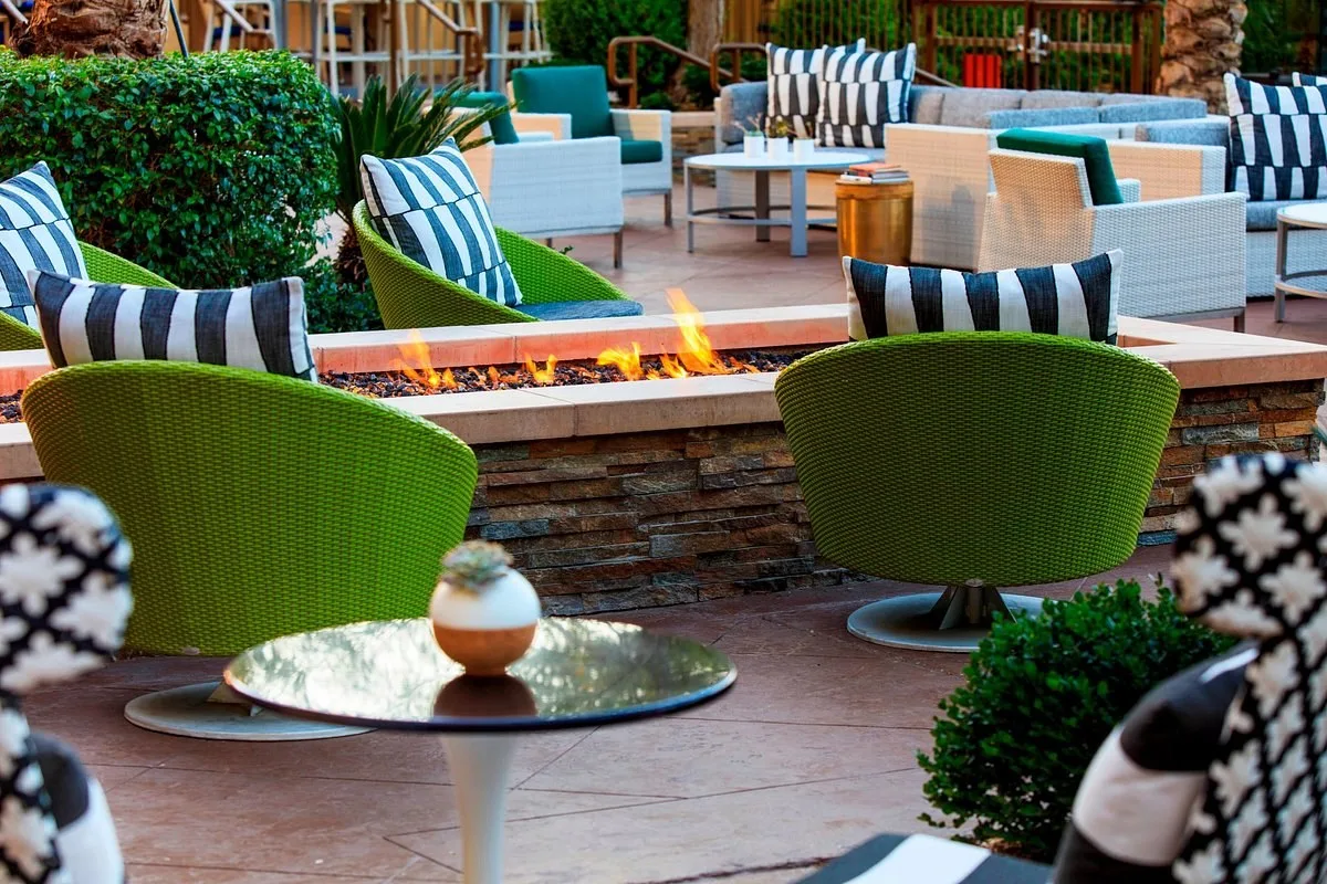 Buitenterras van het Renaissance Palm Springs