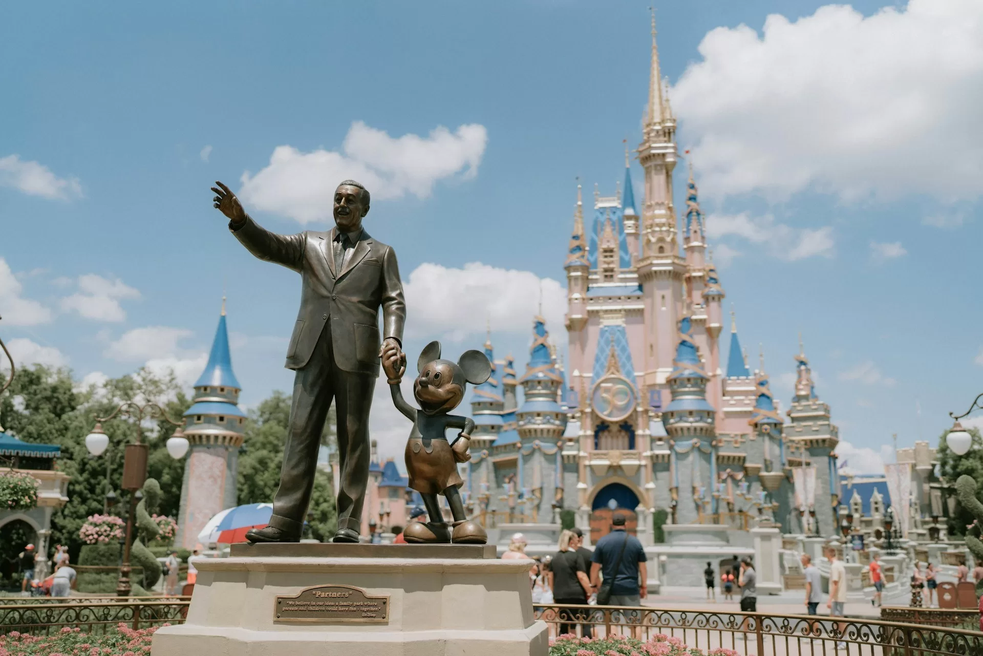 Het Walt Disney standbeeld voor het Disney World Magic Kingdom Park in Orlando