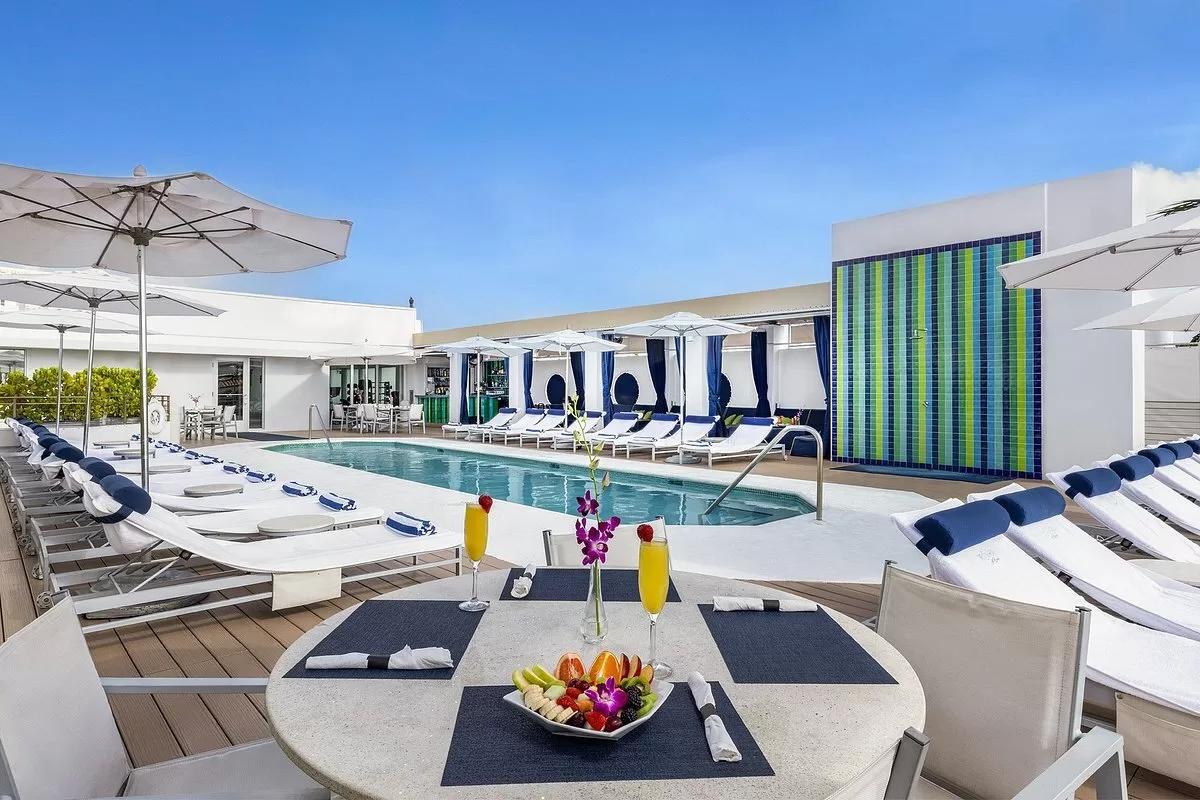 Buitenzwembad met ligbedjes en cabana's op het dakterras van het Hotel Tony South Beach Miami