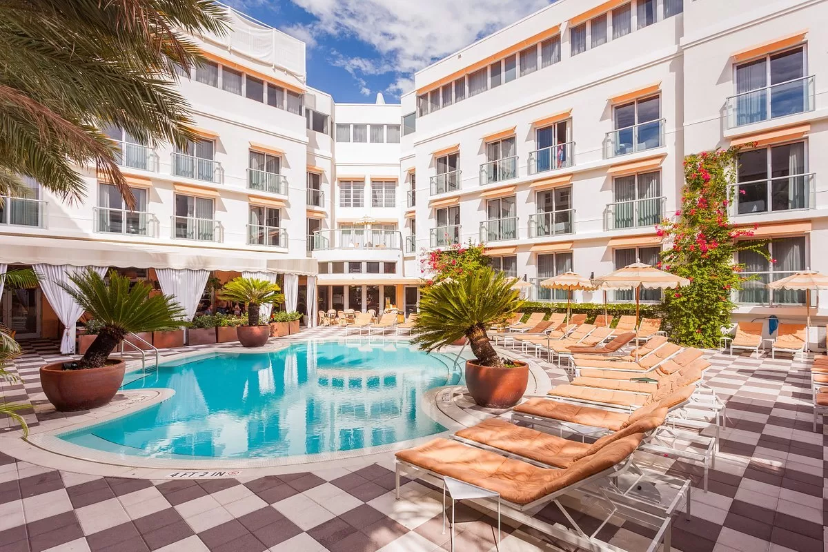 Buitenzwembad met ligbedden bij het Hotel The Plymouth Miami