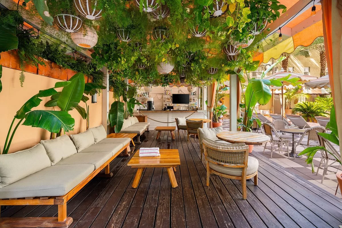 Terras/loungeruimte bij het Hotel The Plymouth Miami