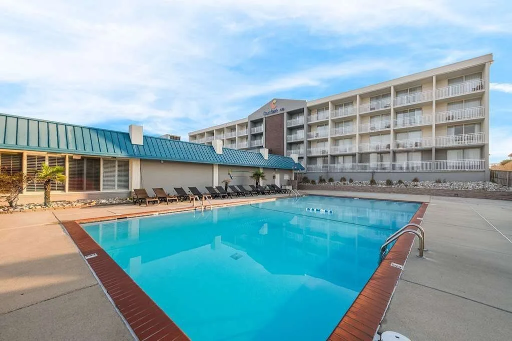 Buitenzwembad bij het Comfort Inn On the Ocean Kill Devil Hills
