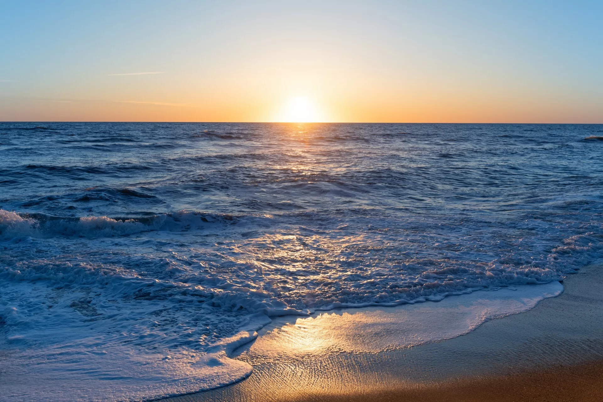 Uitzicht over de oceaan tijdens zonsondergang in Kill Devil Hills, North Carolina